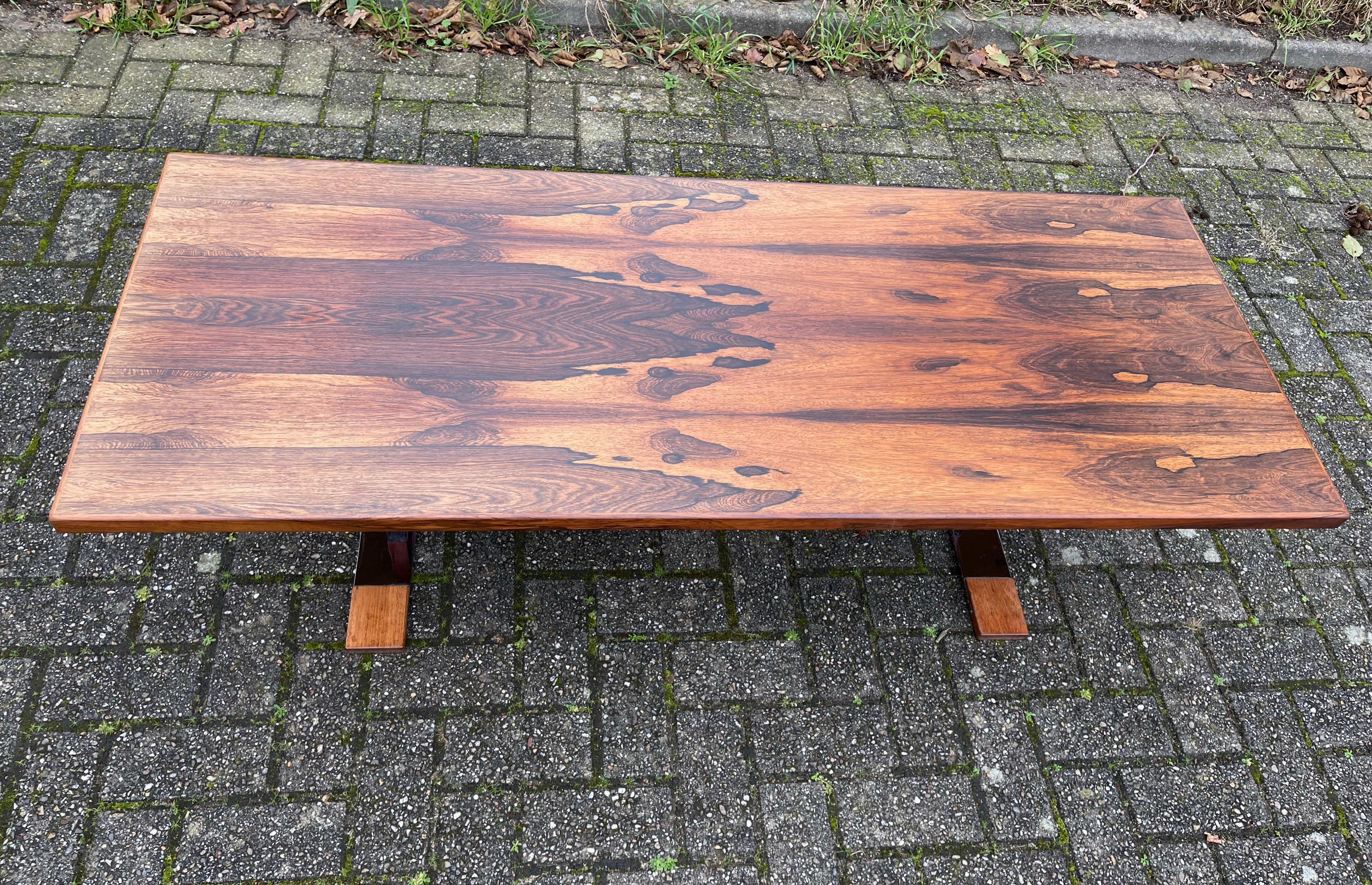 Grande table basse unique en bois de style mi-siècle moderne sur pieds en métal chromé Bon état - En vente à Lisse, NL