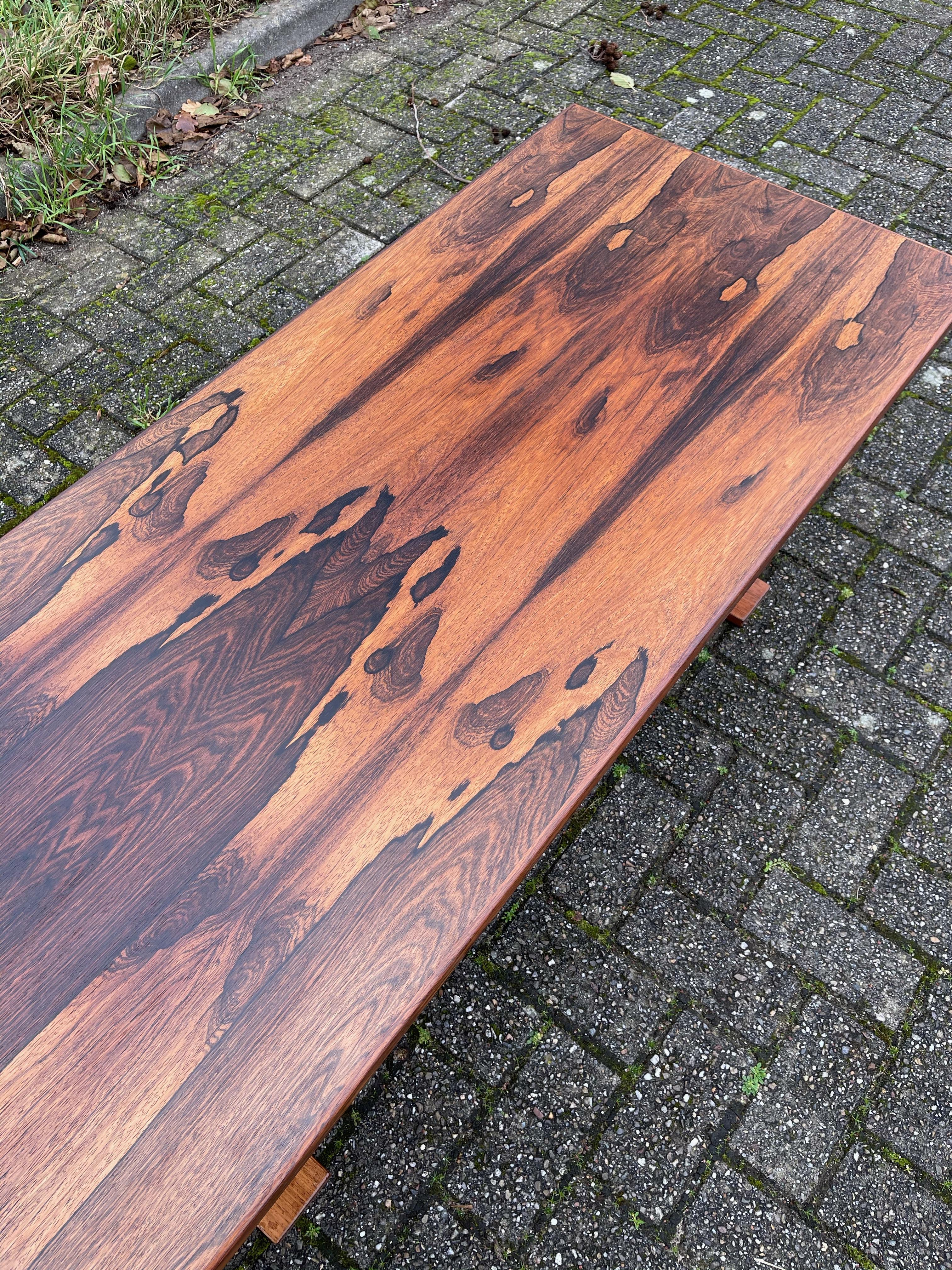 20ième siècle Grande table basse unique en bois de style mi-siècle moderne sur pieds en métal chromé en vente