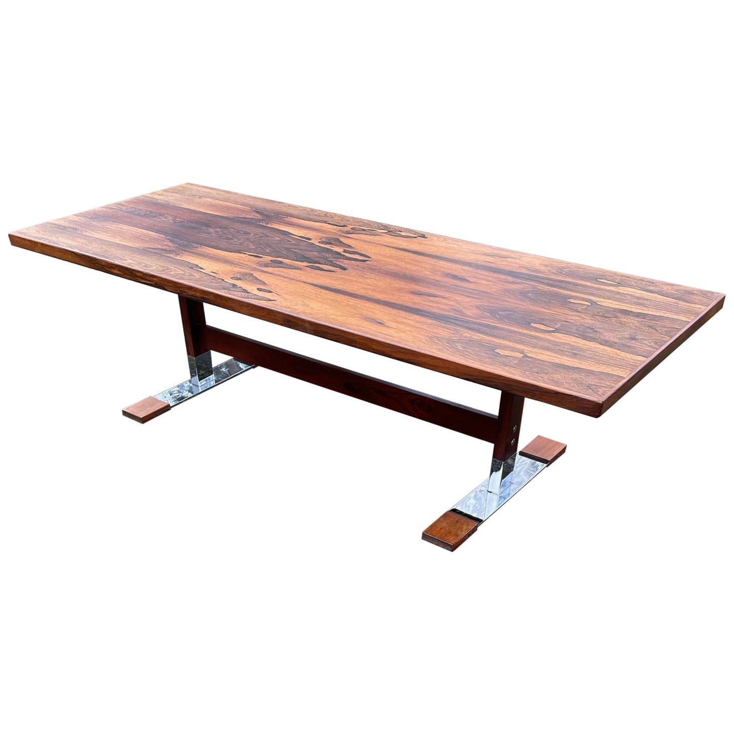 Grande table basse unique en bois de style mi-siècle moderne sur pieds en métal chromé en vente