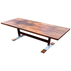 Mesa de centro grande y única de madera moderna de mediados de siglo sobre patas de trineo de metal cromado