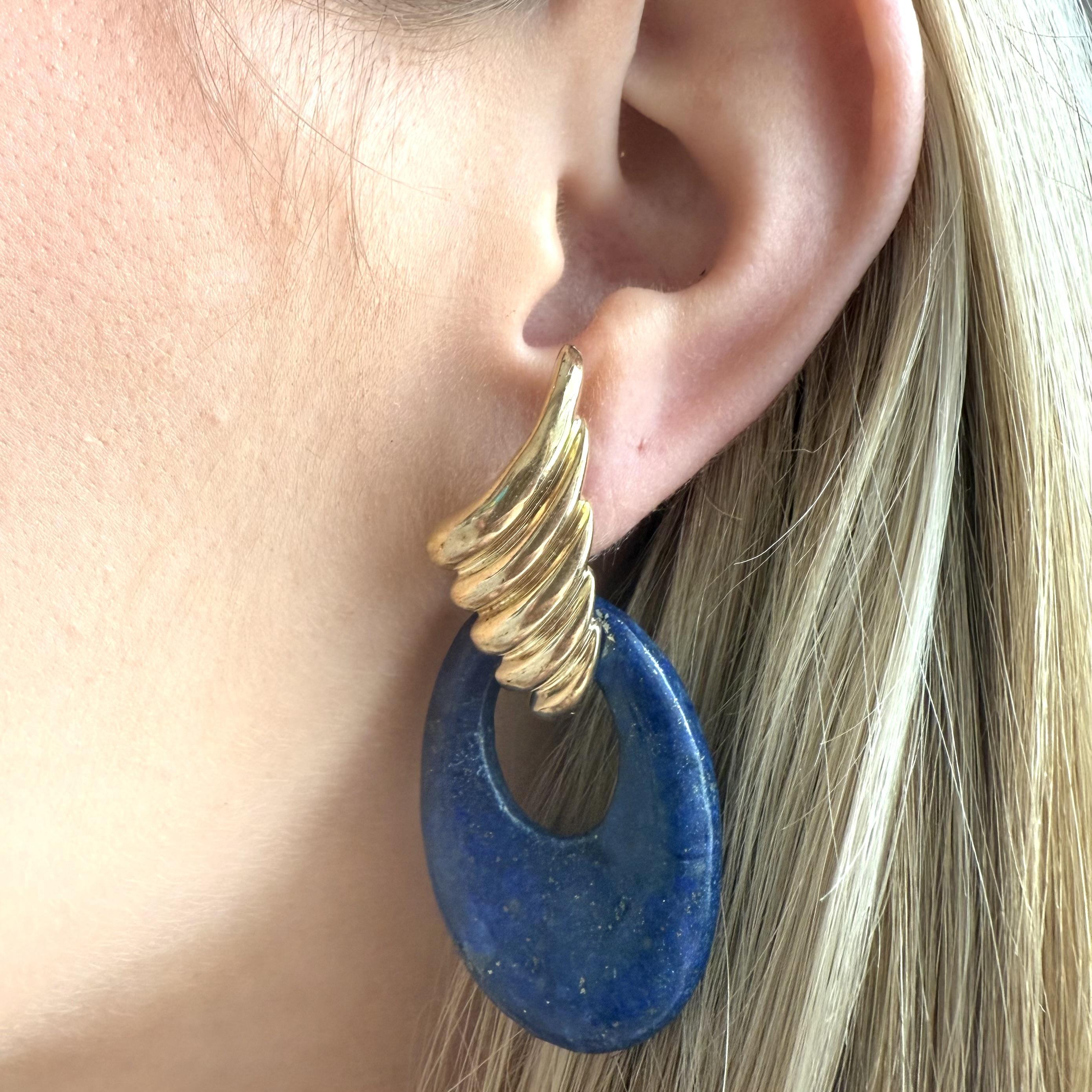 Nous adorons ces boucles d'oreilles uniques !
Elles peuvent être portées de deux façons, avec ou sans le lapis !!!

Détails des boucles d'oreilles
Matériau : Or jaune 14K
Longueur : 2 1/4 pouces
Largeur : 1 pouce
Poids sans Lapis : 9.9 Grammes
Poids