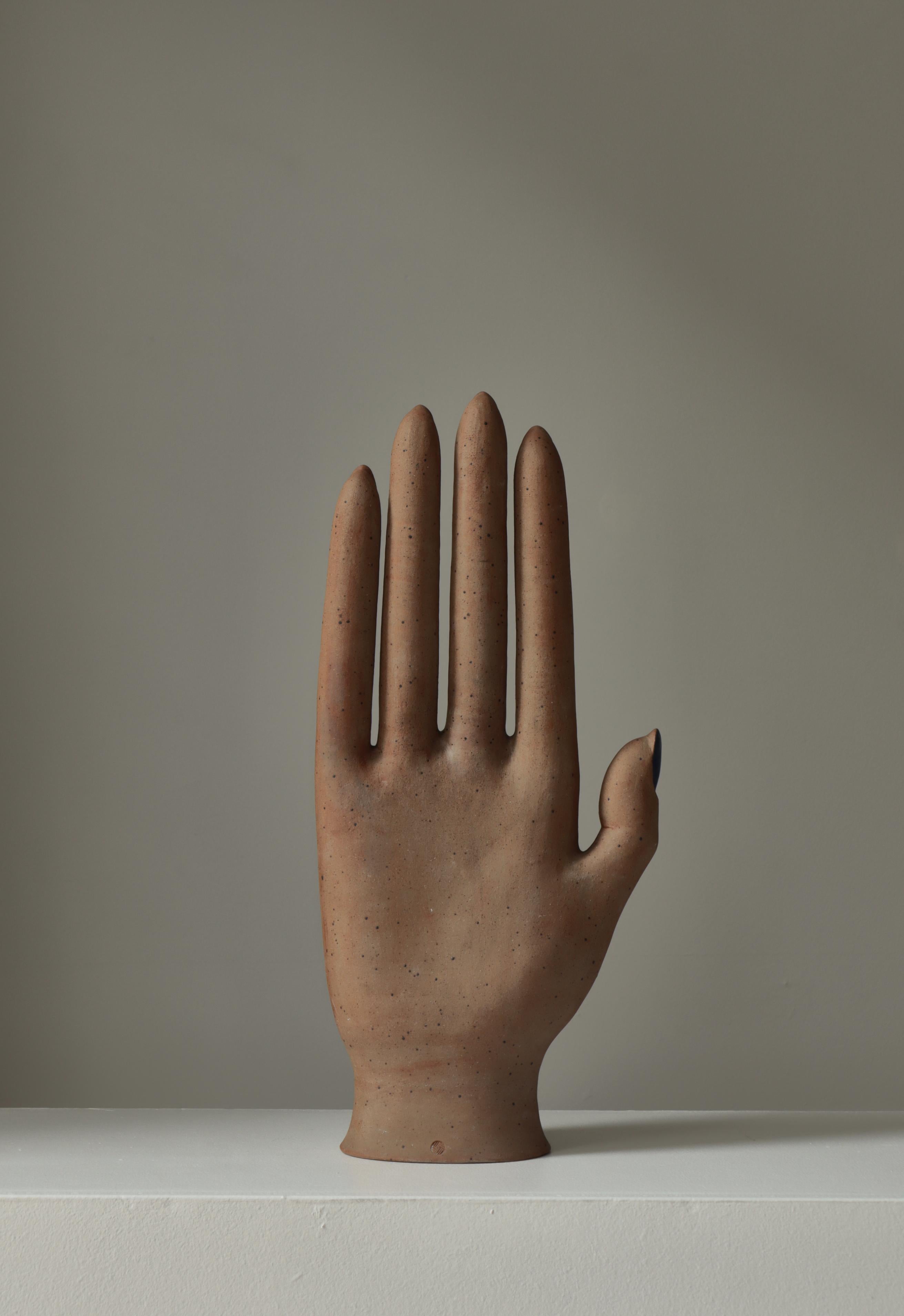 Fin du 20e siècle Grande sculpture unique en grès Main de femme par Finn Lynggaard, Danemark, années 1970 en vente