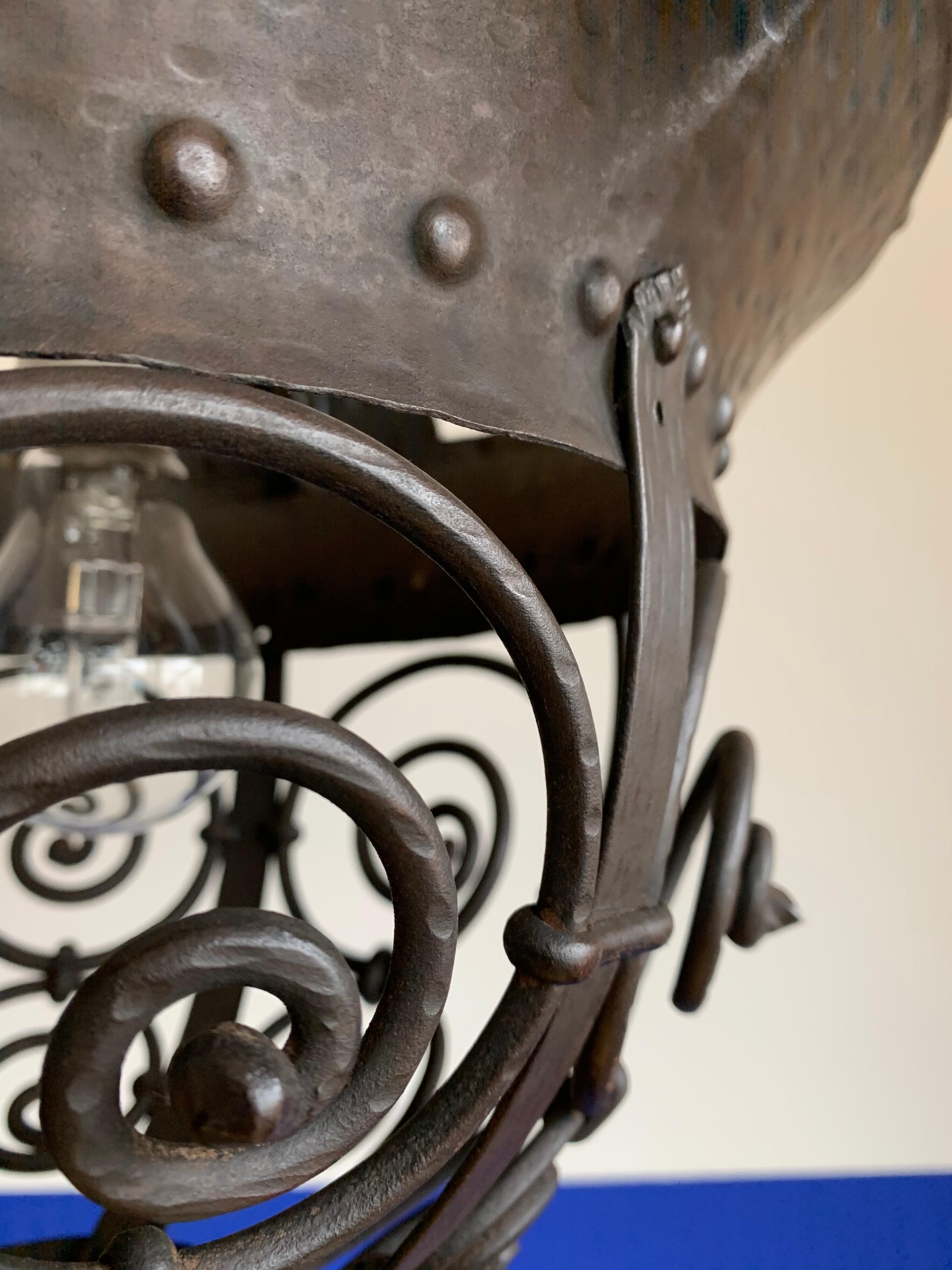 Einzigartige Arts and Crafts Crafted Wrought Iron Chandelier / 4-Light Fixture:: 1890s im Zustand „Gut“ im Angebot in Lisse, NL