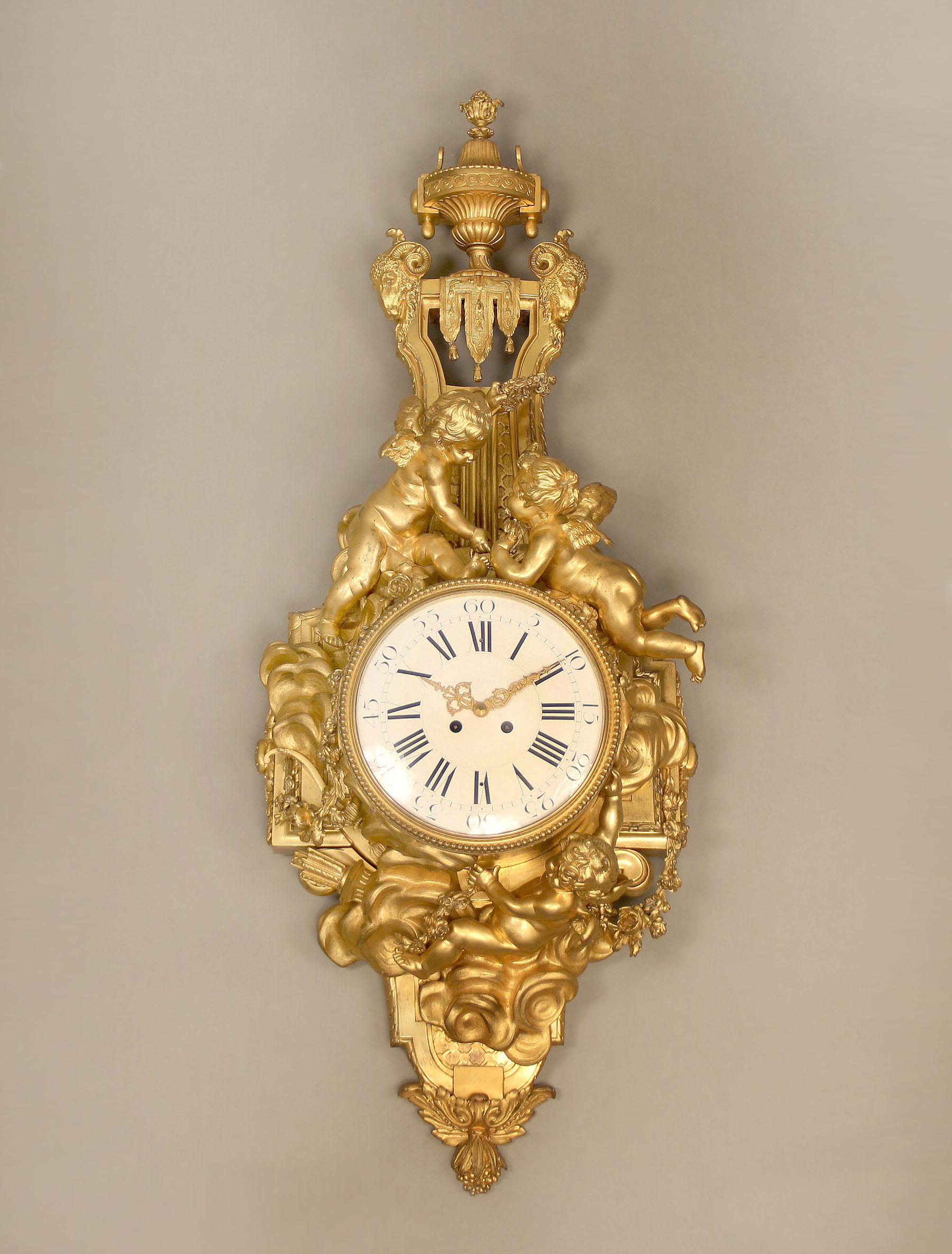 Un orologio di cartello in bronzo dorato della fine del XIX secolo/inizio del XX secolo, unico nel suo genere, di François Linke

François Linke

L'orologio in bronzo, pesante e di grande qualità, è sormontato da un'urna con teste di montone e