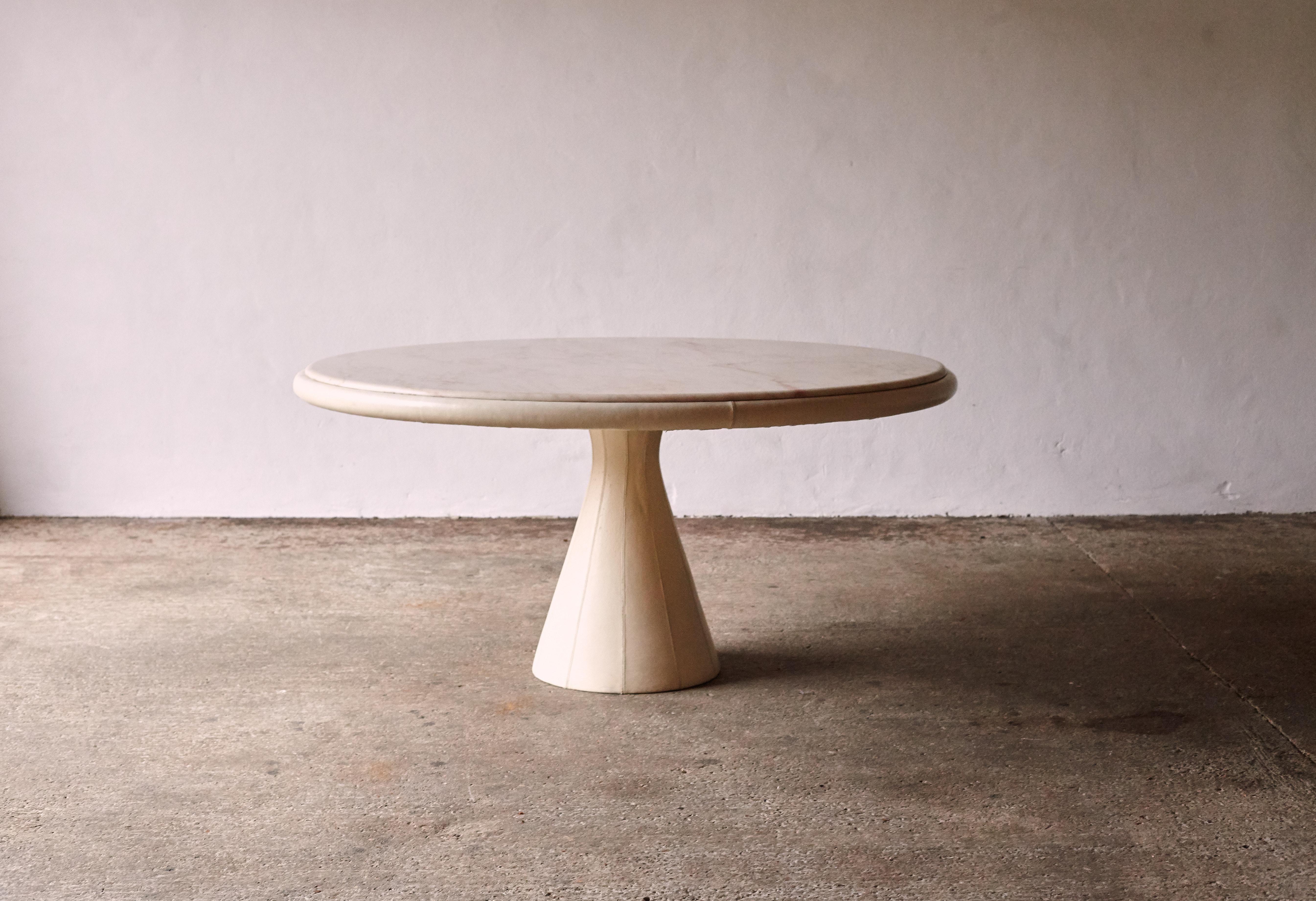 A unique leather and pink marble dining table, designed by Marzio Cecchi in the 1970s for the Hotel Moderno in Italy and produced by Studio Most. Measures: 76cm x 155cm.