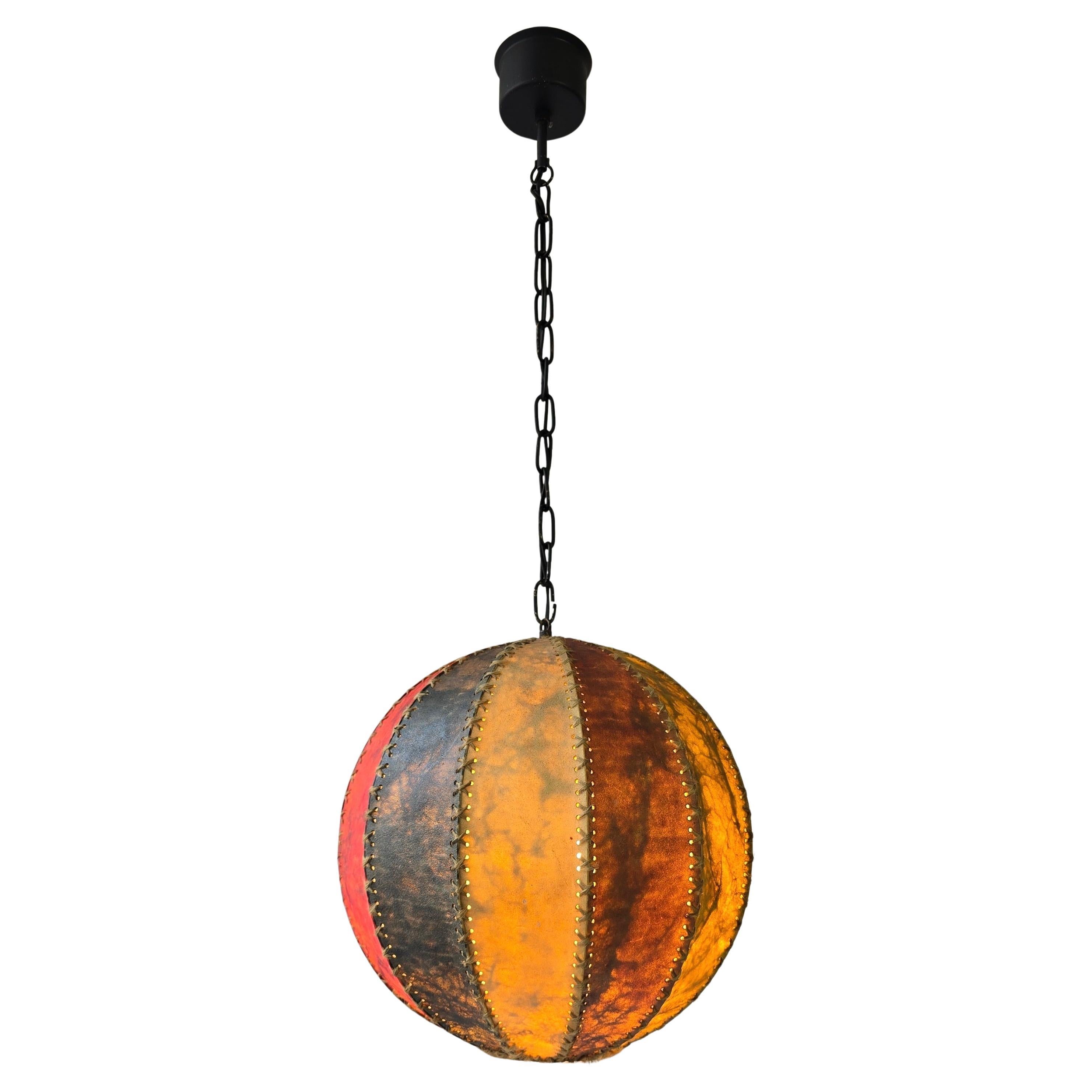 Lampe suspendue unique en cuir
L'abat-jour sphérique est fabriqué à la main à partir de cuir coloré authentique, soigneusement cousu avec des coutures décoratives. Cela donne à la lampe un aspect chaleureux et rustique qui s'intègre parfaitement