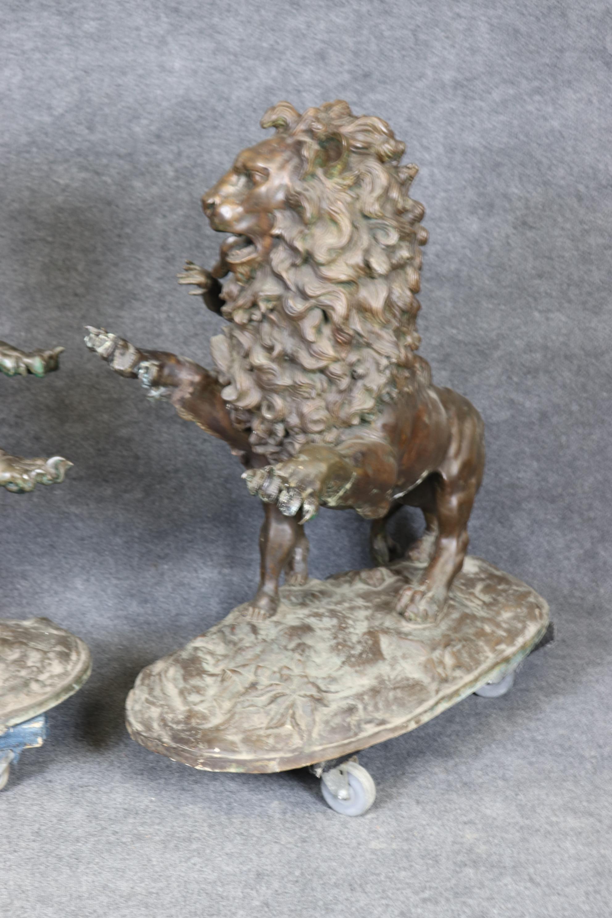 Paire unique de grande taille en bronze représentant un lion et un tigre protégeant les enfants en vente 3