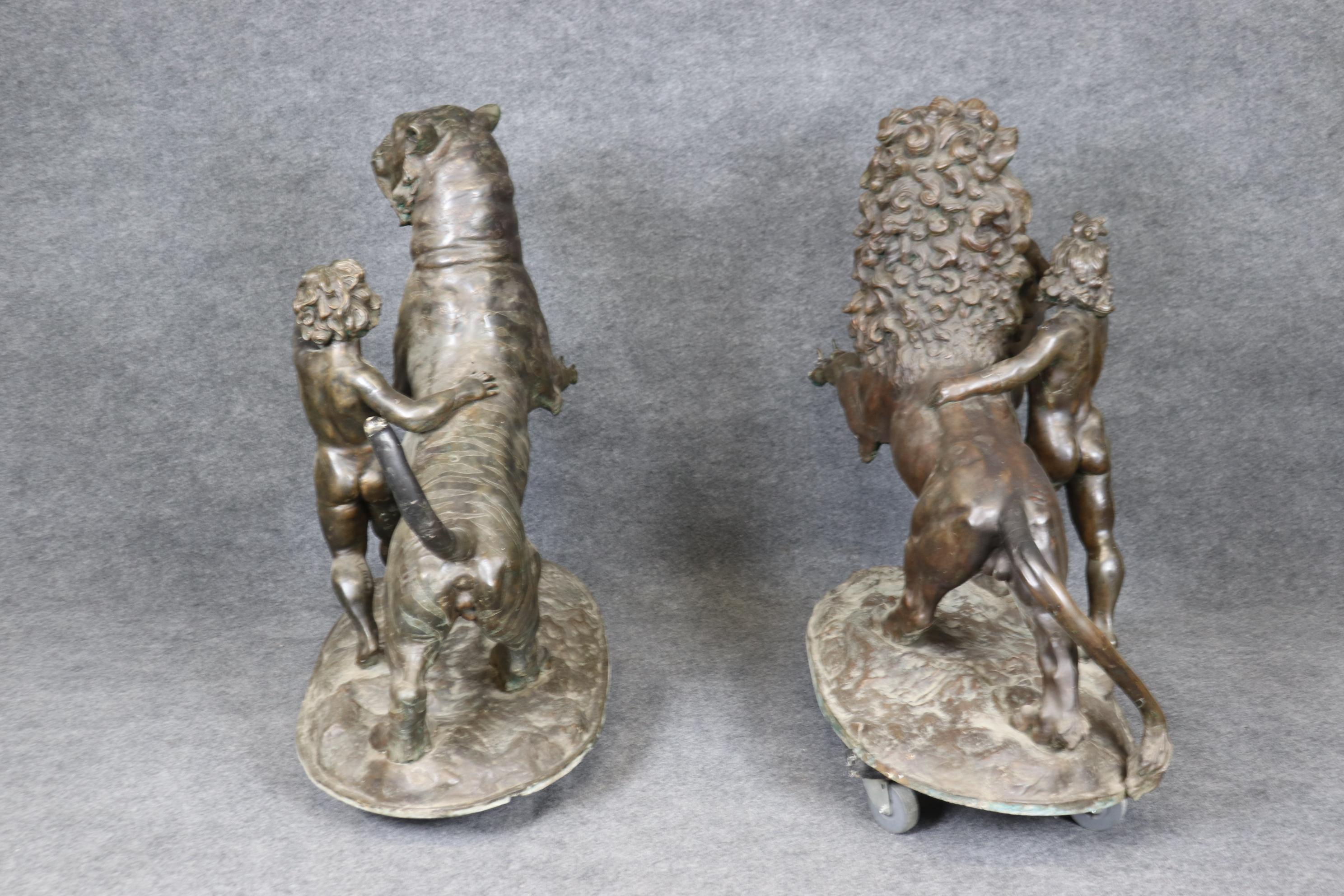 Paire unique de grande taille en bronze représentant un lion et un tigre protégeant les enfants en vente 5