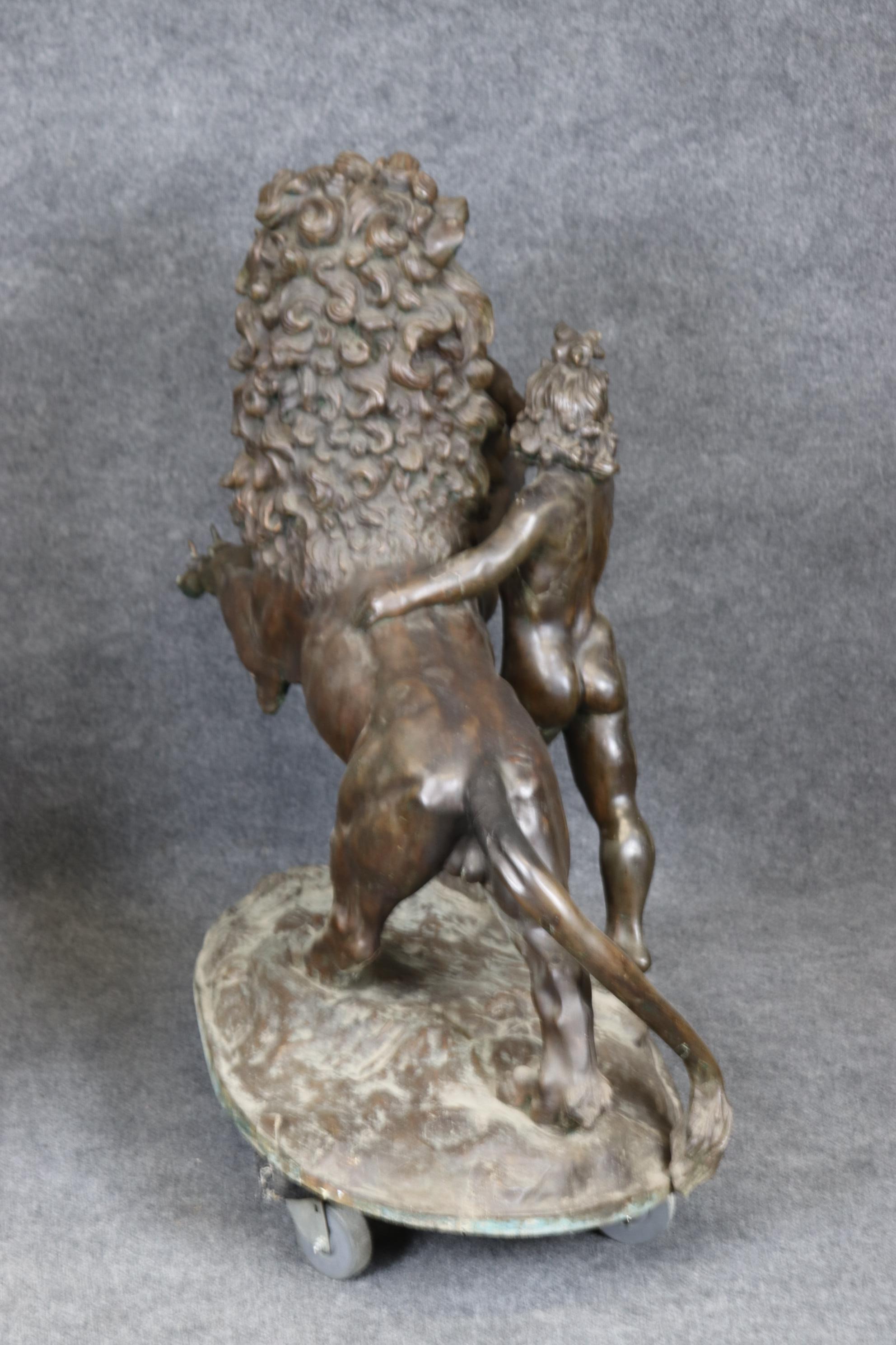 Paire unique de grande taille en bronze représentant un lion et un tigre protégeant les enfants en vente 6
