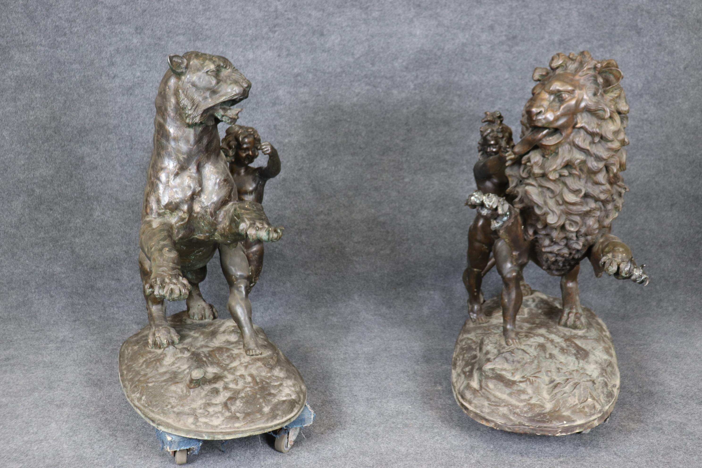 Il s'agit d'une paire d'enfants fantastiques, assortis, protégés par leurs chats mythiques ou imaginaires de la jungle. Le tigre et le lion grognent férocement avec leurs petits compagnons. La patine et l'état du bronze est une patine profonde et