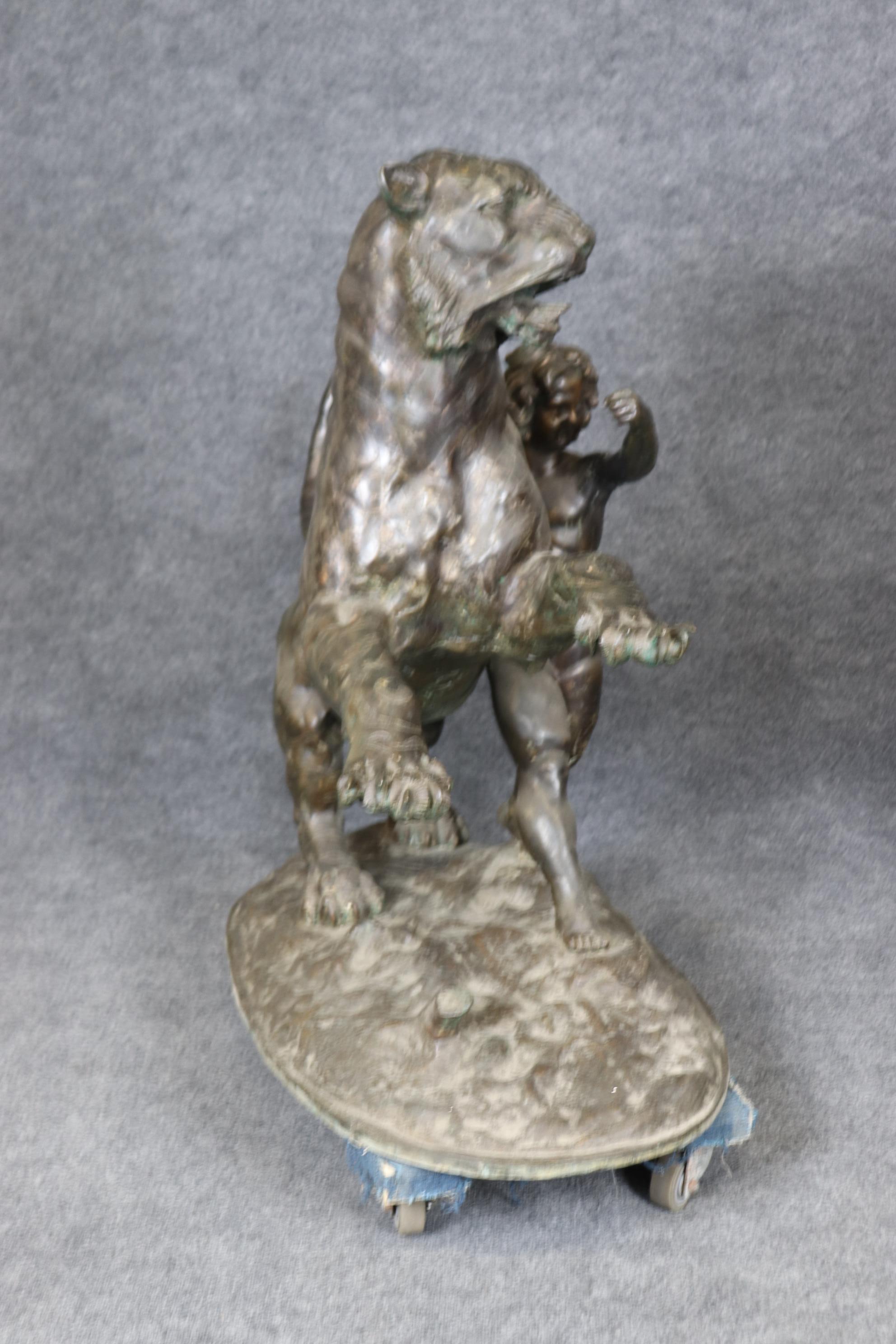 Georgien Paire unique de grande taille en bronze représentant un lion et un tigre protégeant les enfants en vente