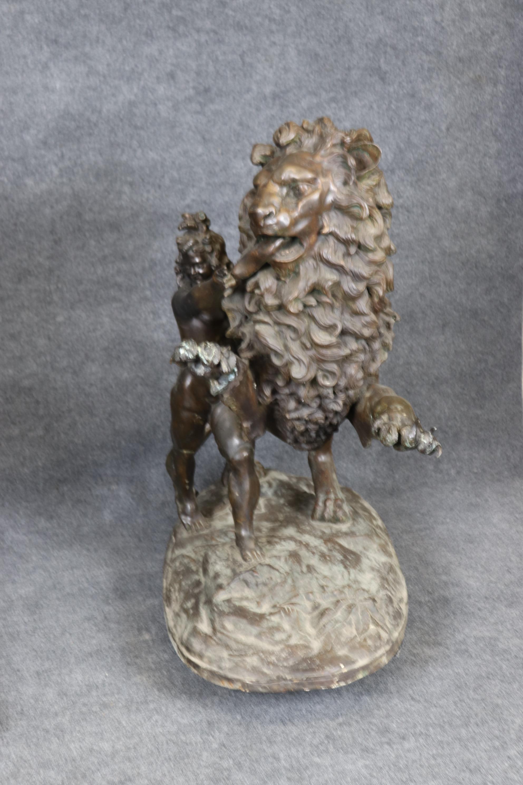 Inconnu Paire unique de grande taille en bronze représentant un lion et un tigre protégeant les enfants en vente