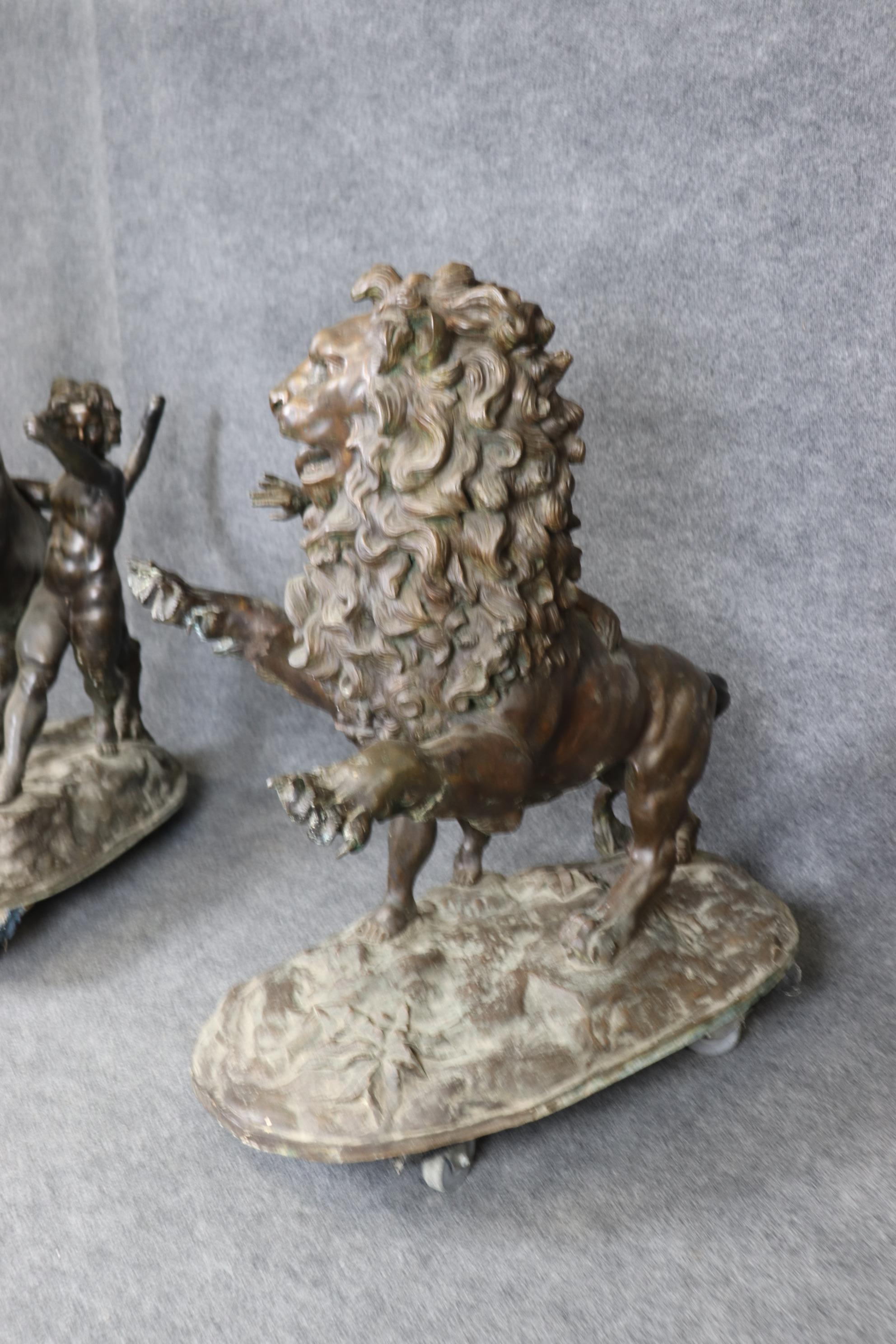 Paire unique de grande taille en bronze représentant un lion et un tigre protégeant les enfants Bon état - En vente à Swedesboro, NJ
