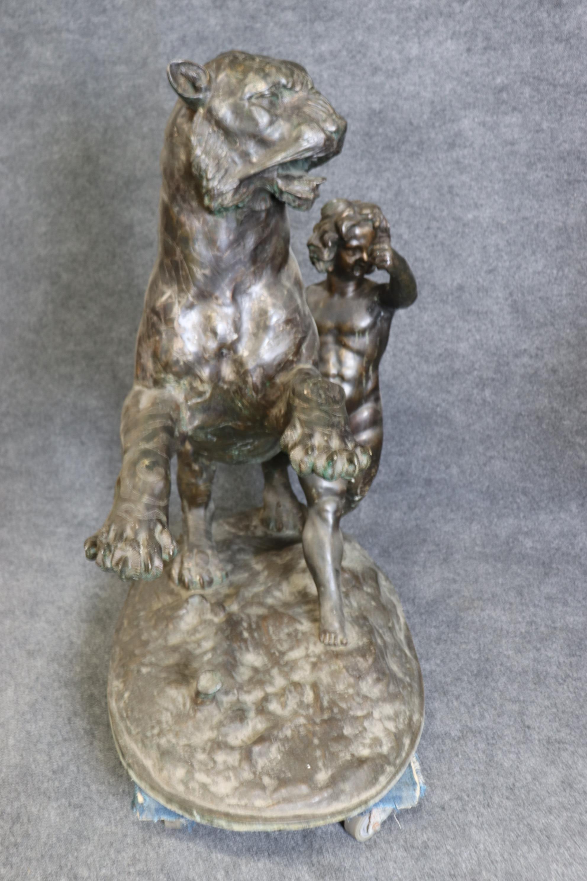 Fin du XIXe siècle Paire unique de grande taille en bronze représentant un lion et un tigre protégeant les enfants en vente