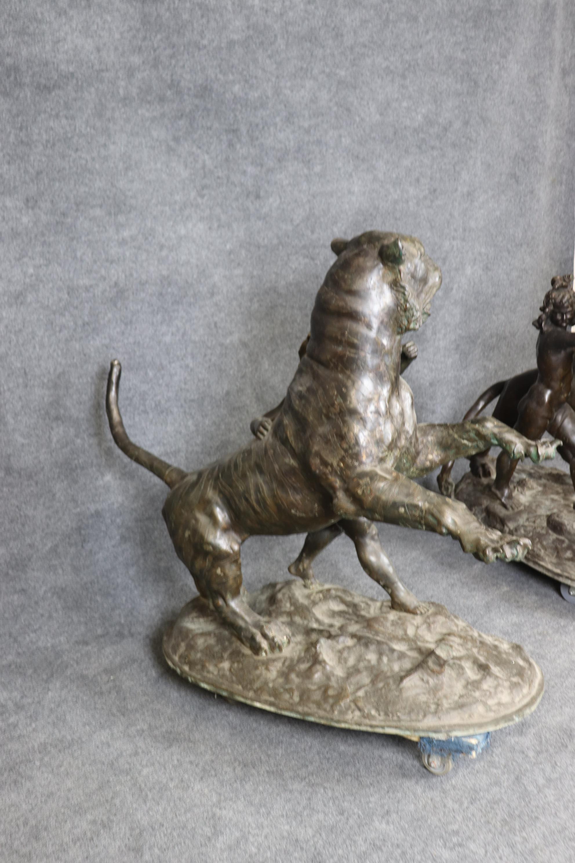 Bronze Paire unique de grande taille en bronze représentant un lion et un tigre protégeant les enfants en vente