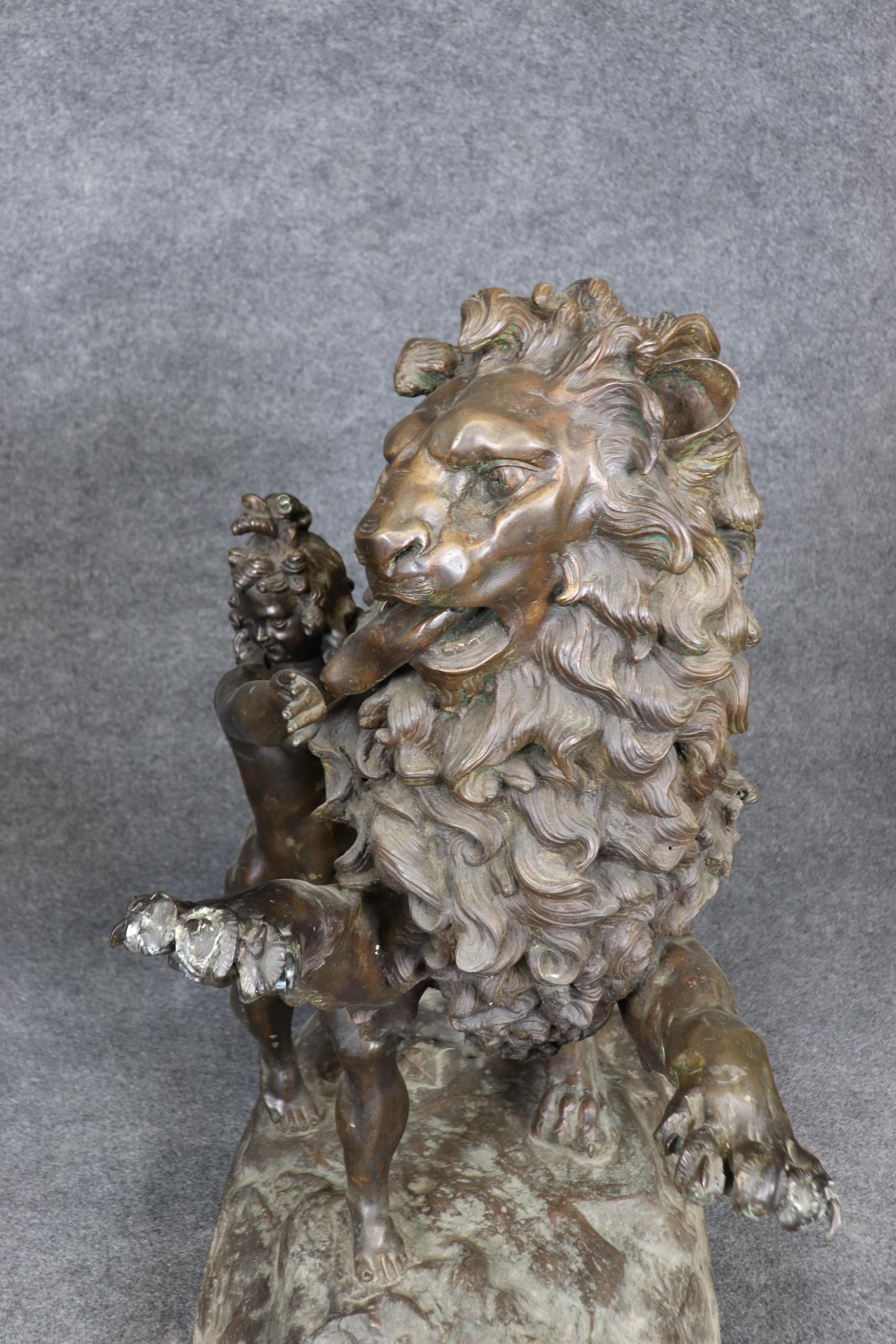 Paire unique de grande taille en bronze représentant un lion et un tigre protégeant les enfants en vente 1