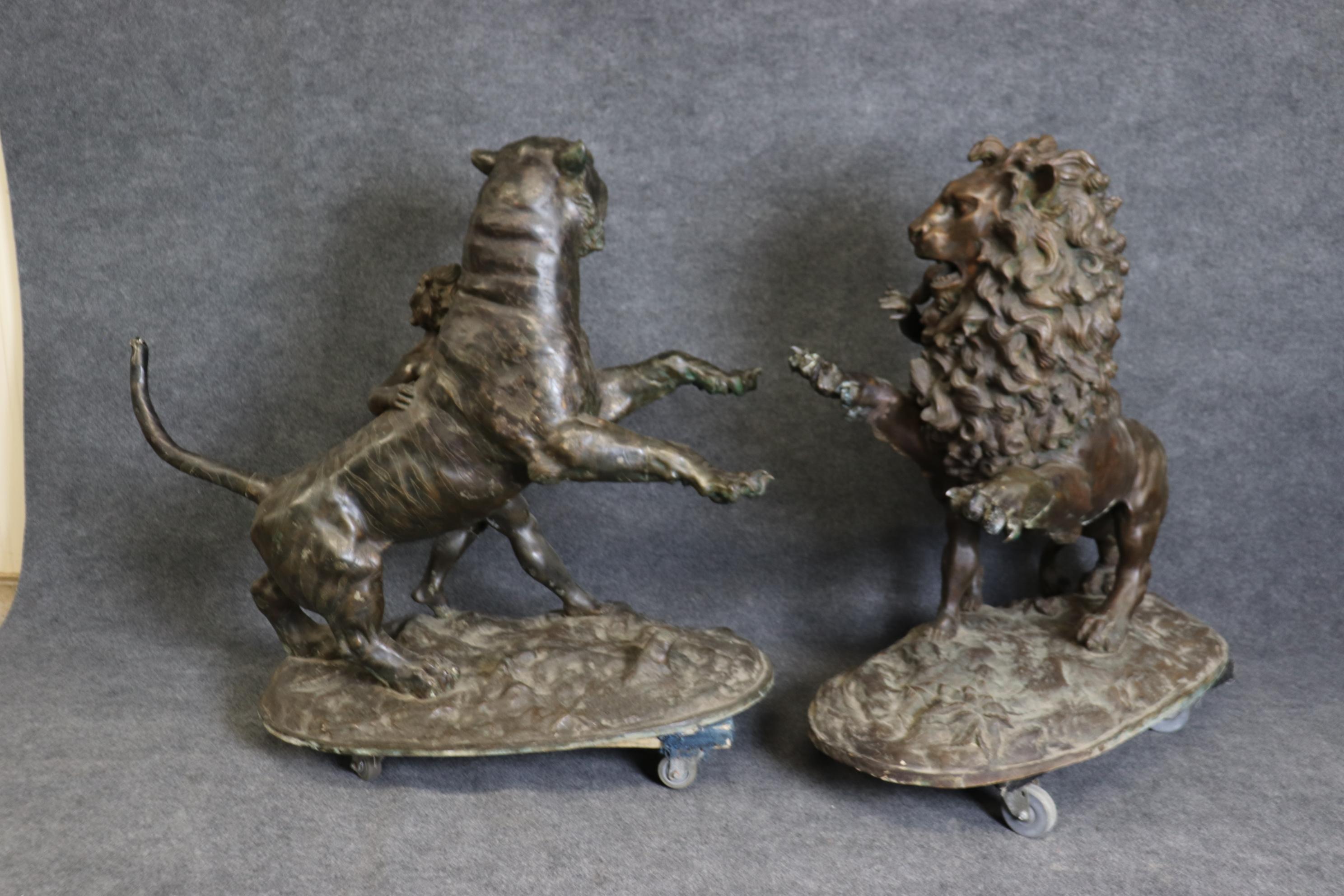 Paire unique de grande taille en bronze représentant un lion et un tigre protégeant les enfants en vente 2