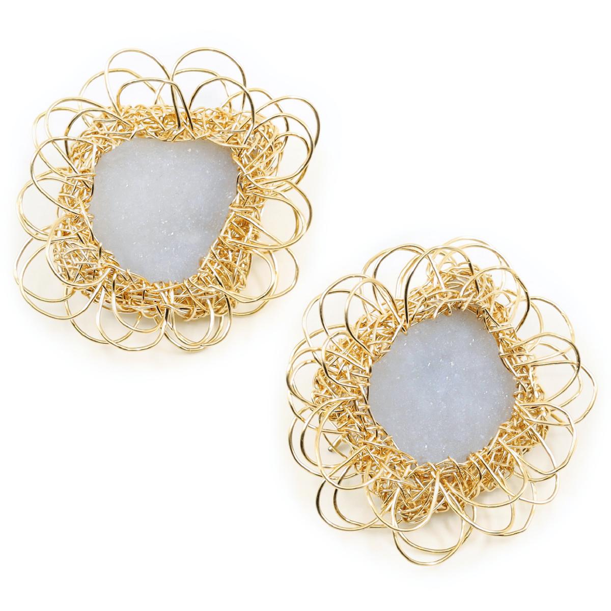 Boucles d'oreilles uniques en calcédoine bleu clair encadrées par l'artiste en vente 5