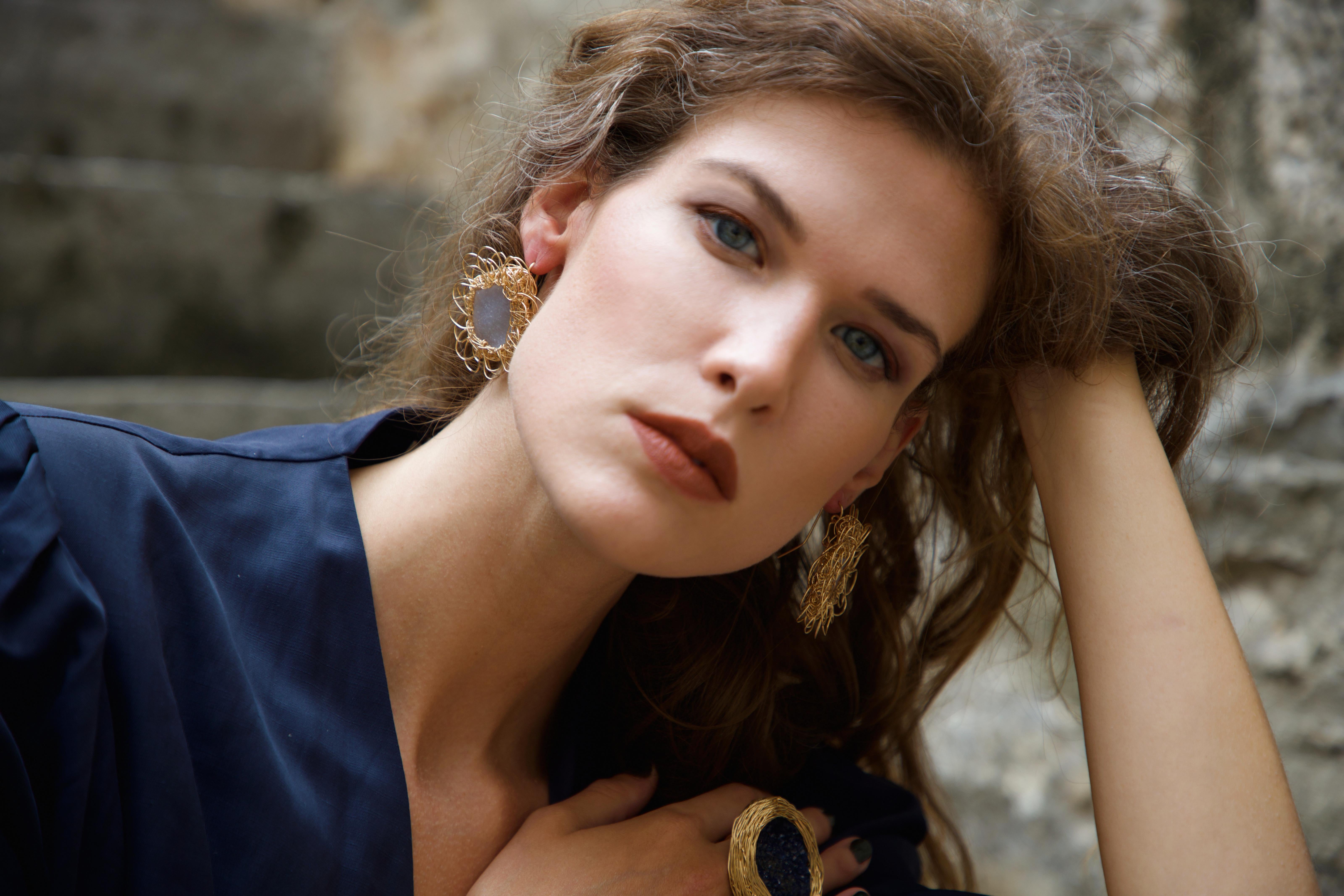 Boucles d'oreilles uniques en calcédoine bleu clair encadrées par l'artiste en vente 6