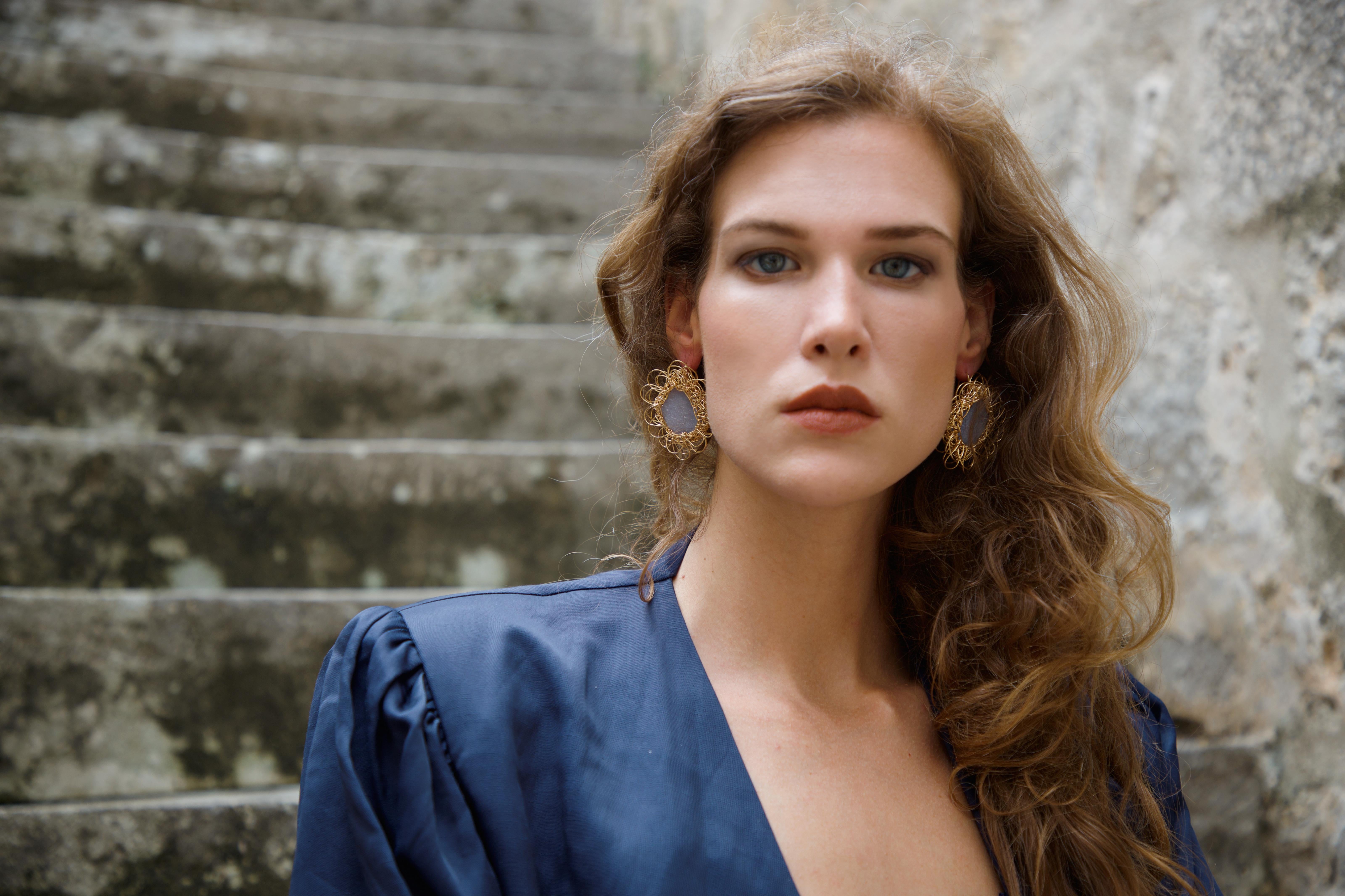 Shaii'... ces boucles d'oreilles sont succulentes et délicieuses à la fois ! Cette paire de pierres bleues est accompagnée d'une magnifique plaque de pierre de calcédoine brute légèrement scintillante, créée et dessinée par Sheila Westera elle-même.