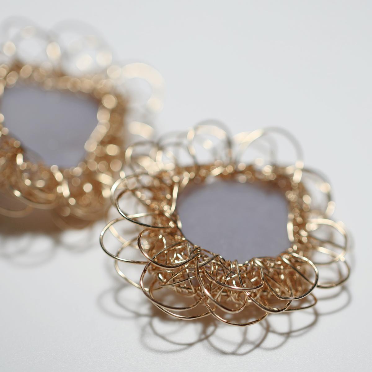 Artiste Boucles d'oreilles uniques en calcédoine bleu clair encadrées par l'artiste en vente