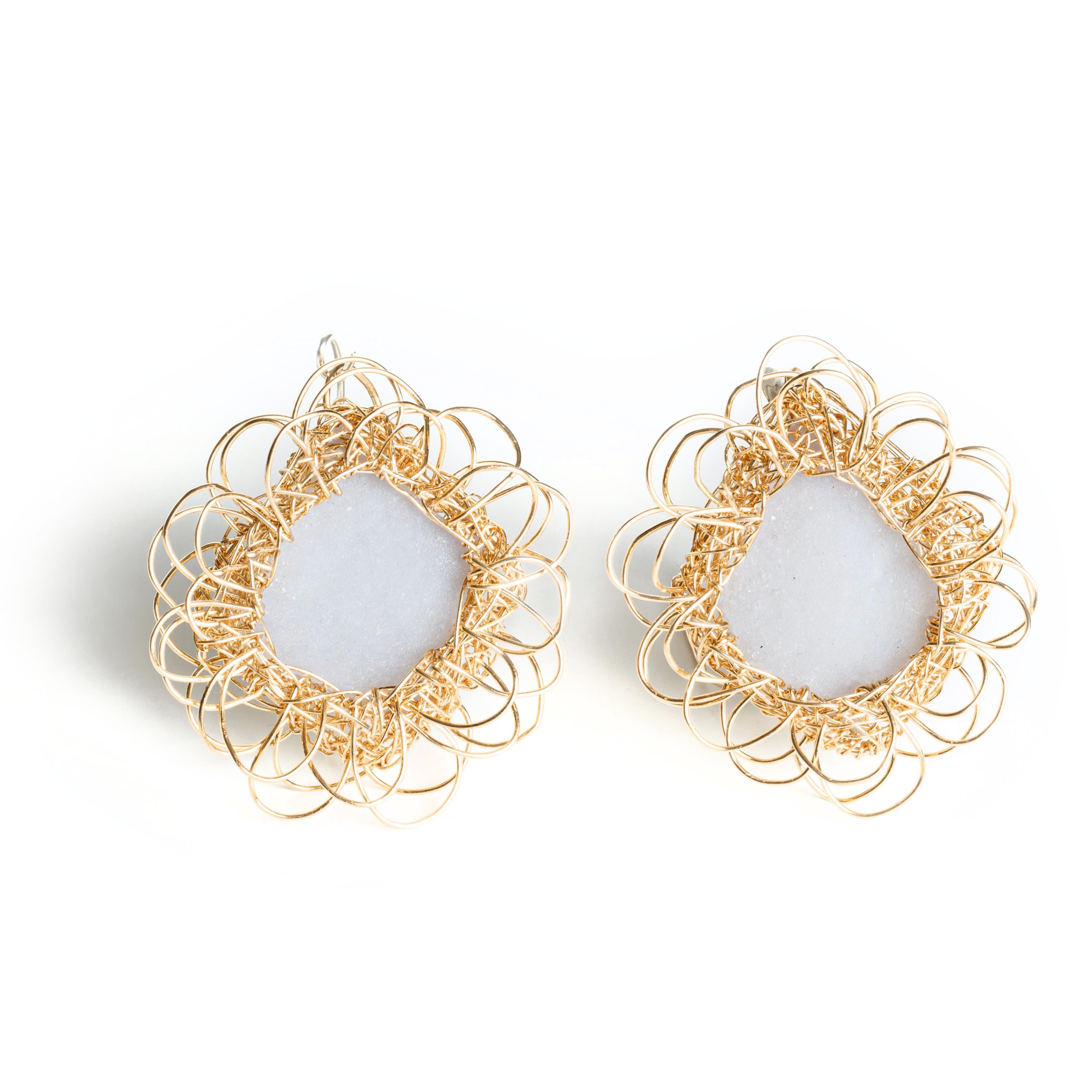 Boucles d'oreilles uniques en calcédoine bleu clair encadrées par l'artiste en vente 1