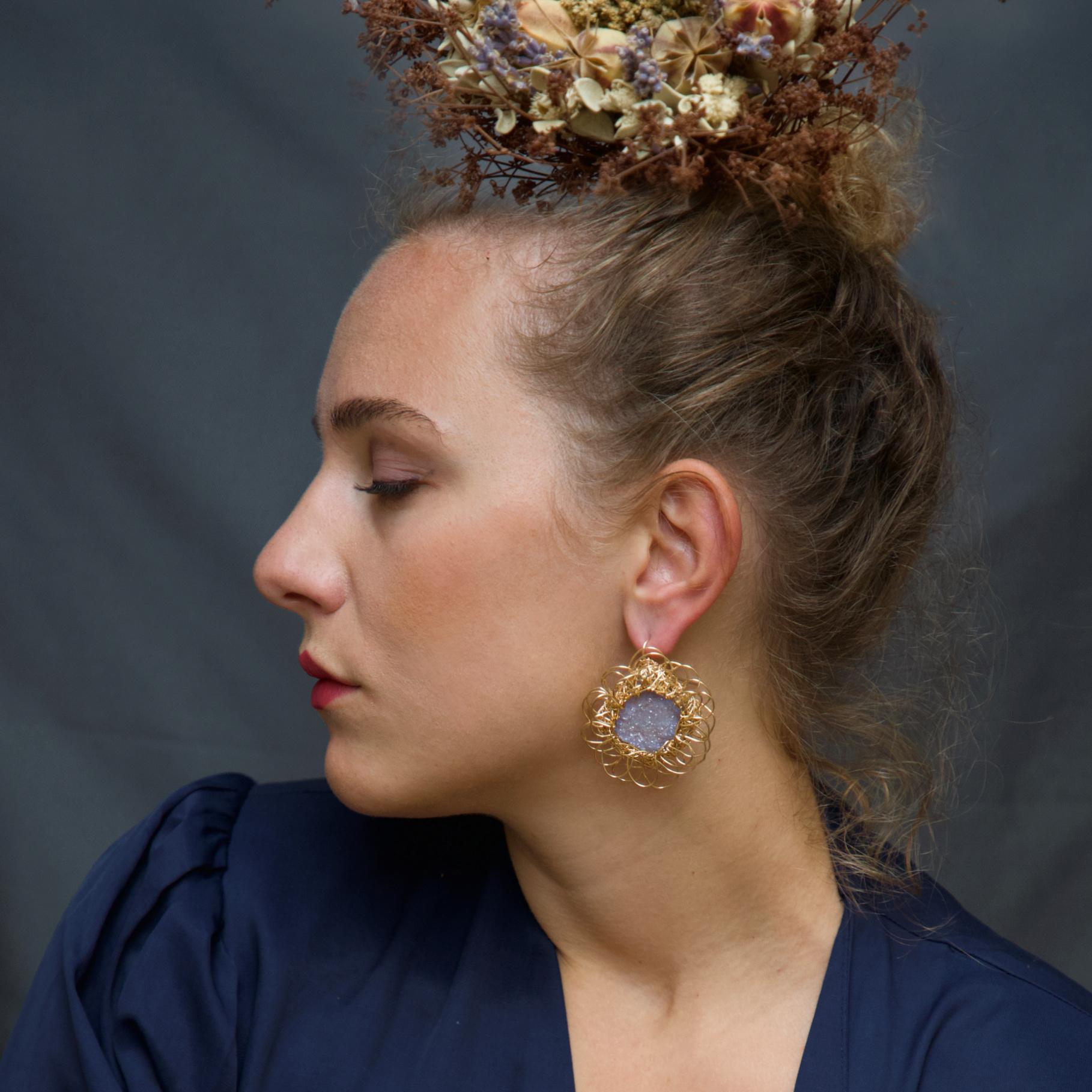 Boucles d'oreilles uniques en calcédoine bleu clair encadrées par l'artiste en vente 3