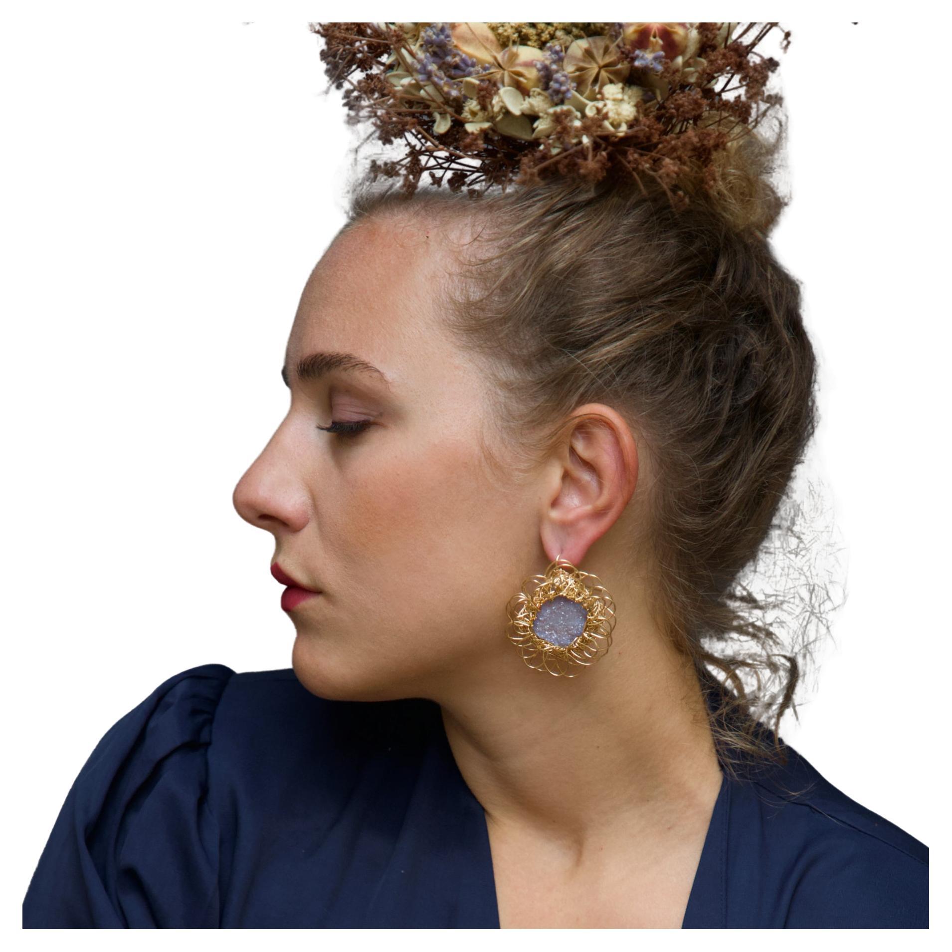 Boucles d'oreilles uniques en calcédoine bleu clair encadrées par l'artiste en vente