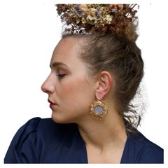 Boucles d'oreilles uniques en calcédoine bleu clair encadrées par l'artiste