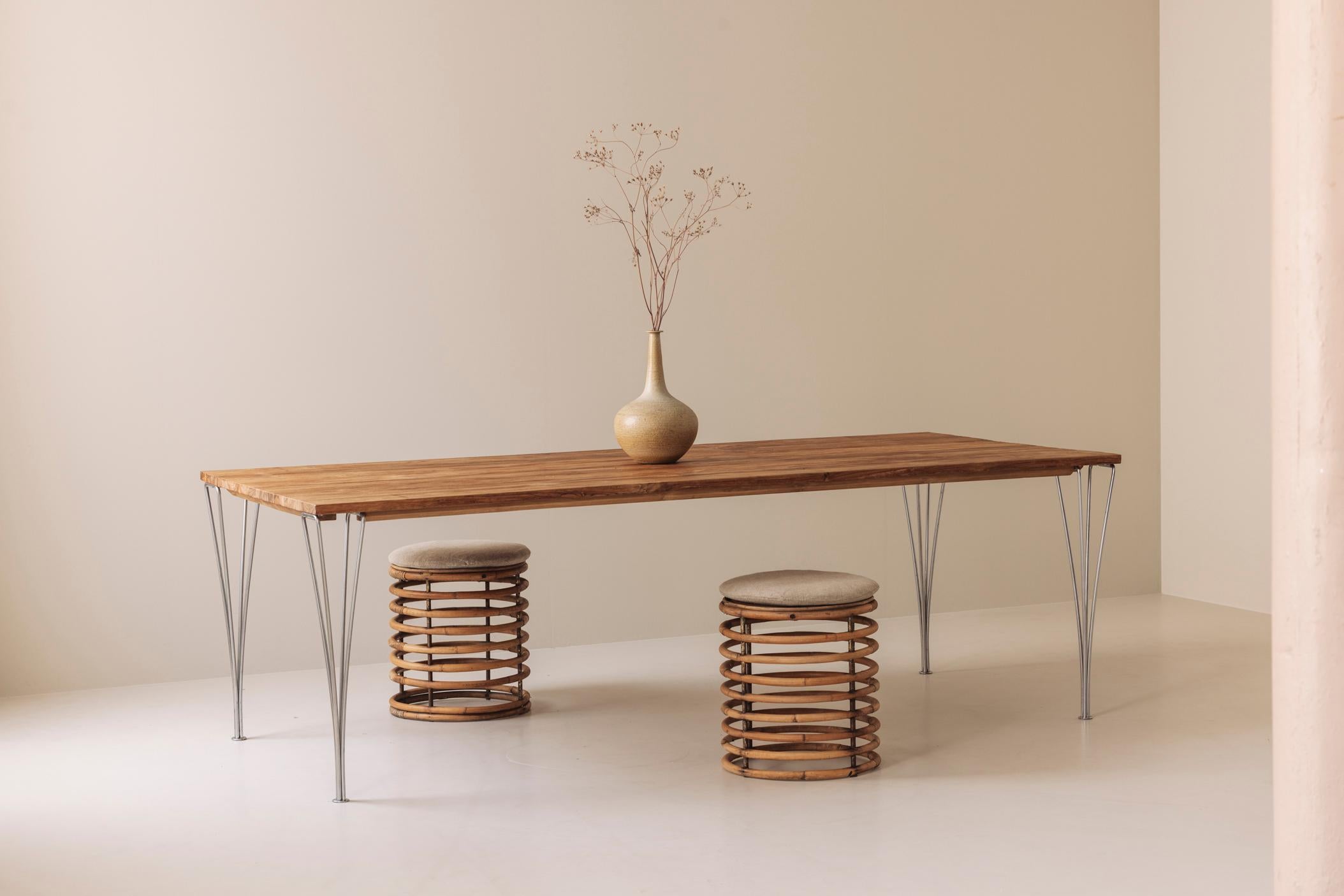 Ammira questo grande tavolo da pranzo svedese vintage degli anni '80. Probabilmente una produzione unica e irripetibile, combina le gambe originali Super Ellipse di Fritz Hansen con un piano in legno massiccio realizzato su misura. Il tavolo