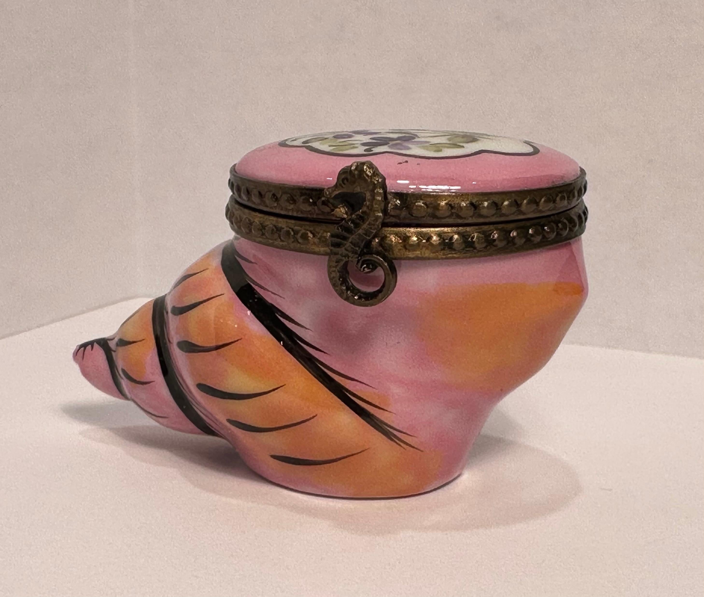 Provincial français Boîte à bijoux unique de Limoges France peinte à la main en porcelaine rose coquillage de mer en vente