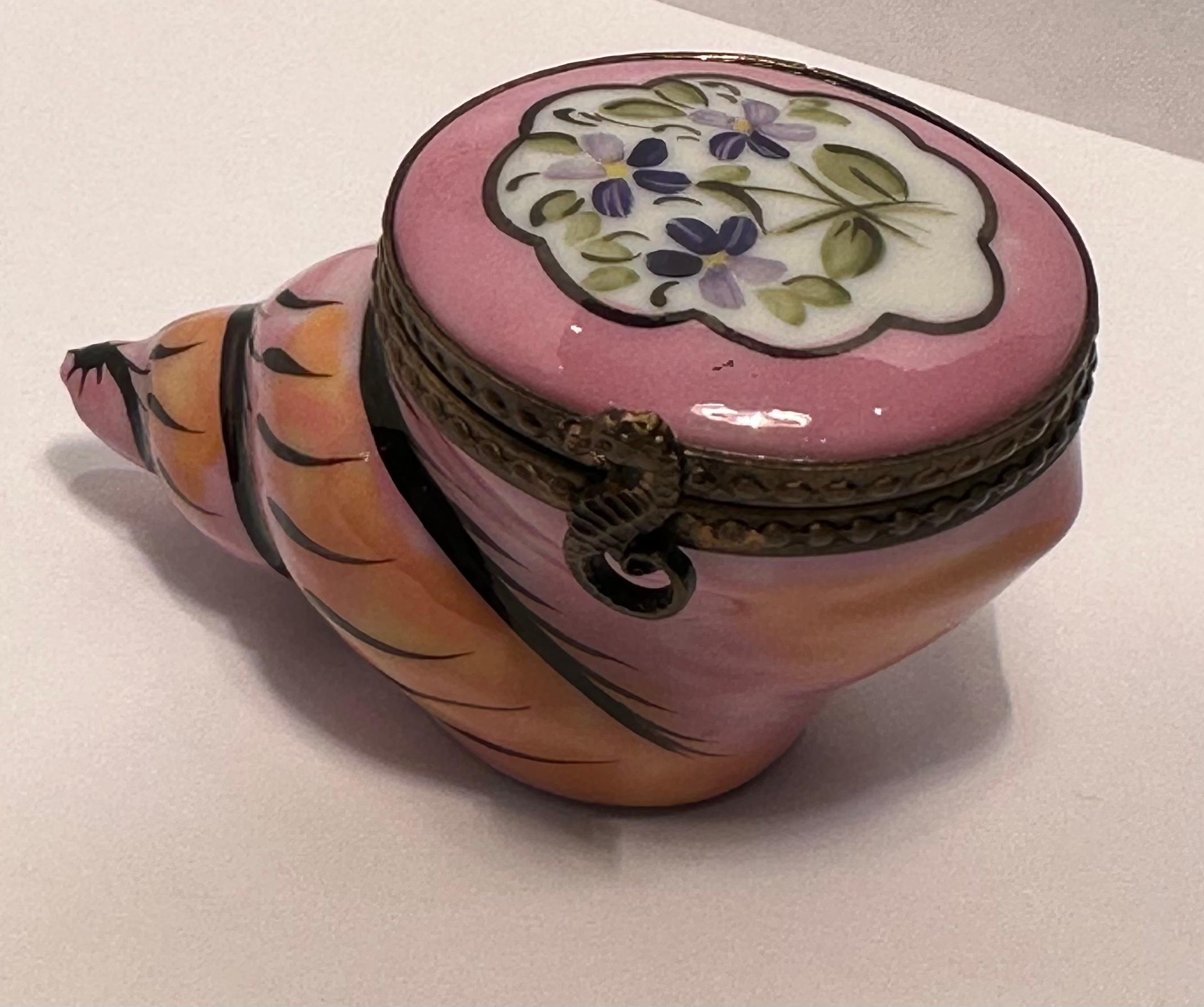 Français Boîte à bijoux unique de Limoges France peinte à la main en porcelaine rose coquillage de mer en vente