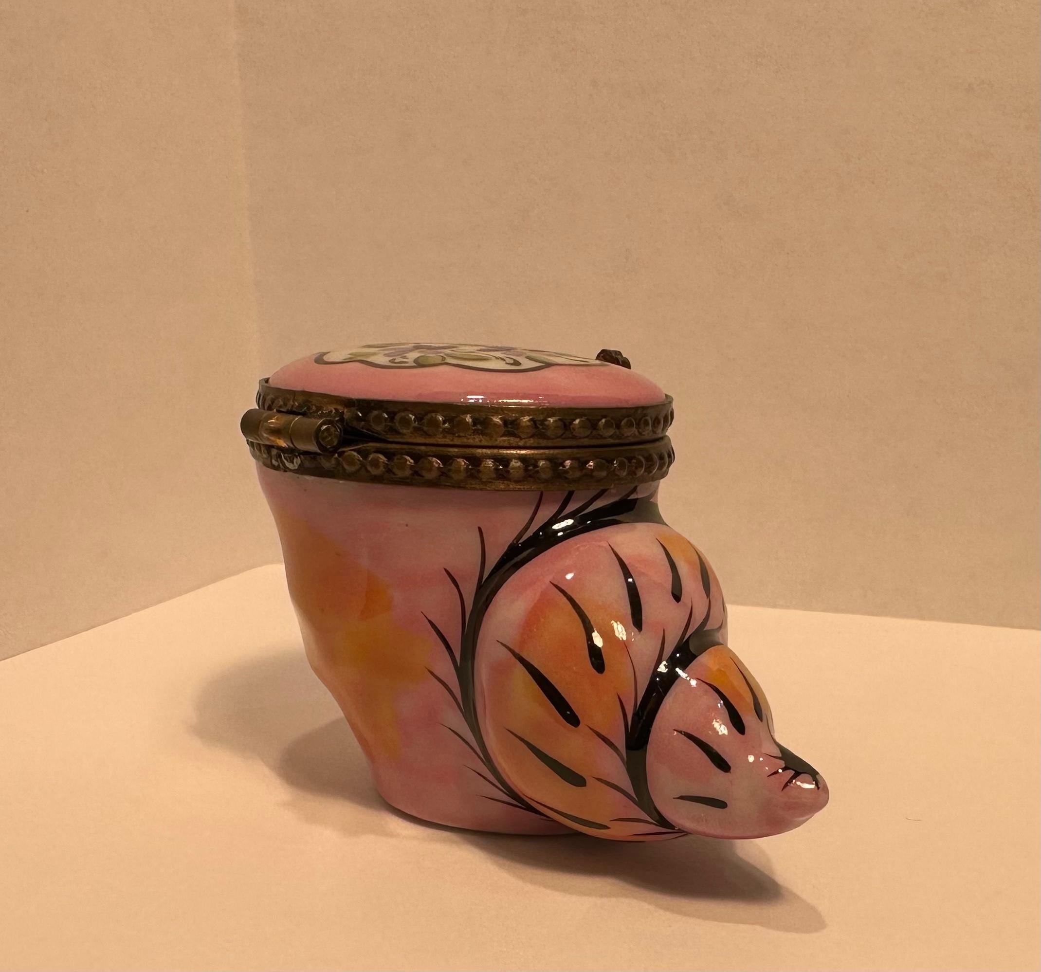 Peint à la main Boîte à bijoux unique de Limoges France peinte à la main en porcelaine rose coquillage de mer en vente