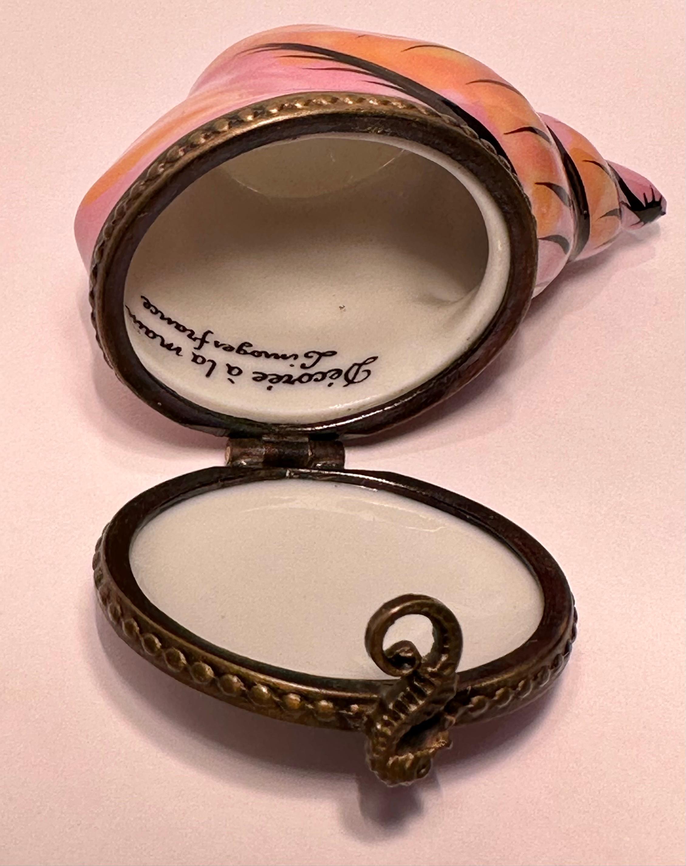 Unique Limoges France Hand Painted Pink Sea Shell Porcelain Trinket Box In Excellent Condition For Sale In Tustin, CA