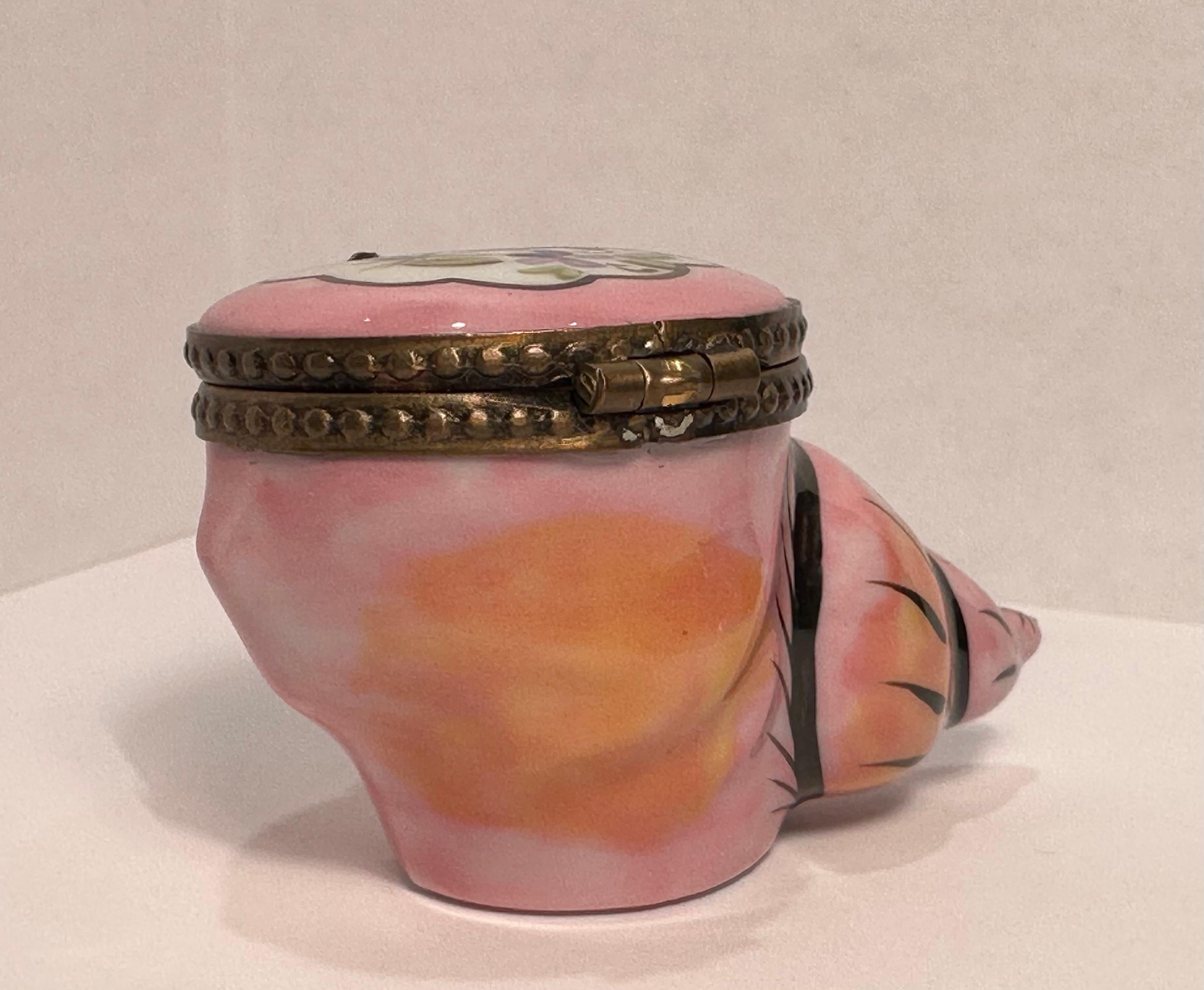Porcelaine Boîte à bijoux unique de Limoges France peinte à la main en porcelaine rose coquillage de mer en vente