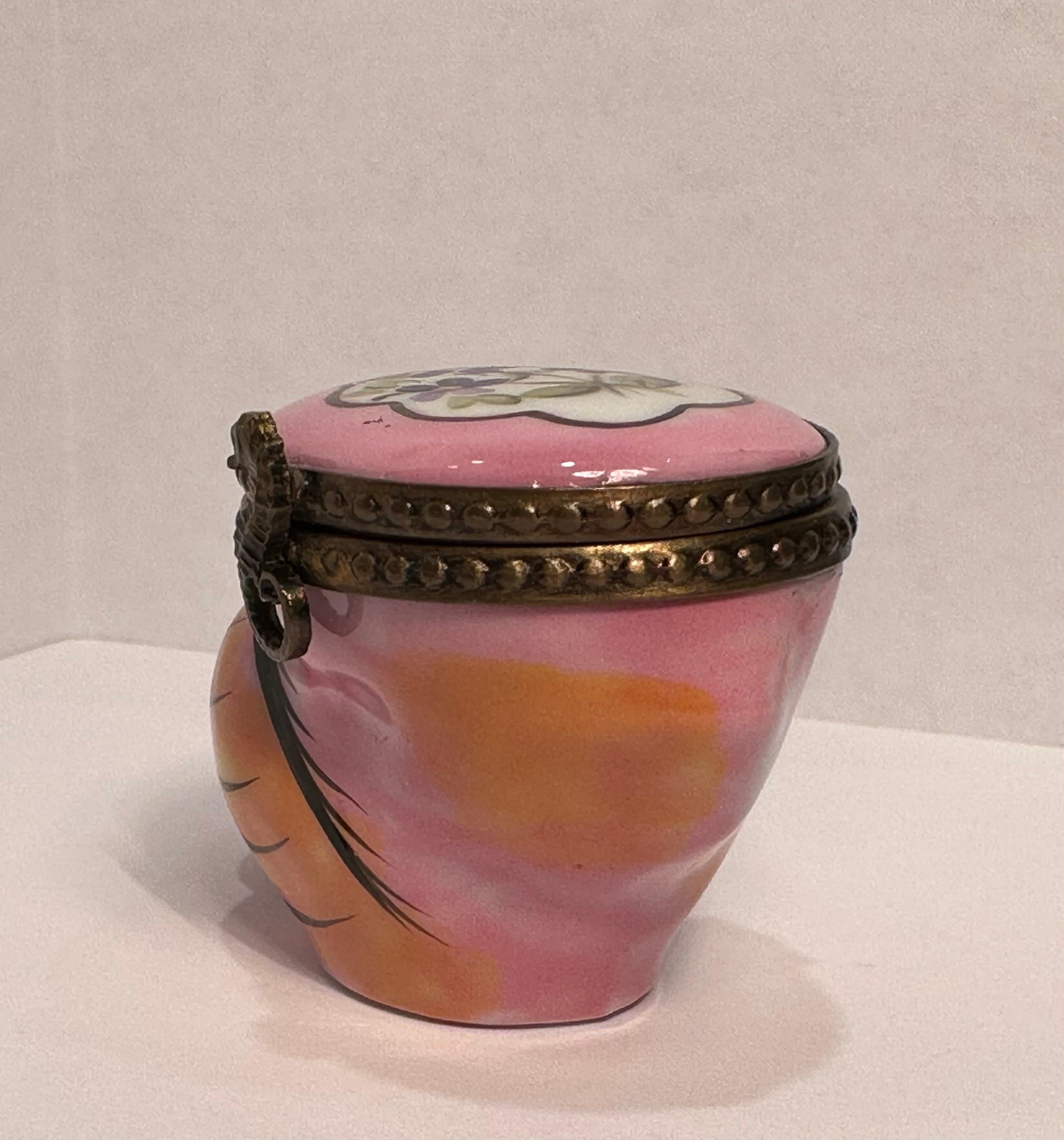 Boîte à bijoux unique de Limoges France peinte à la main en porcelaine rose coquillage de mer en vente 1