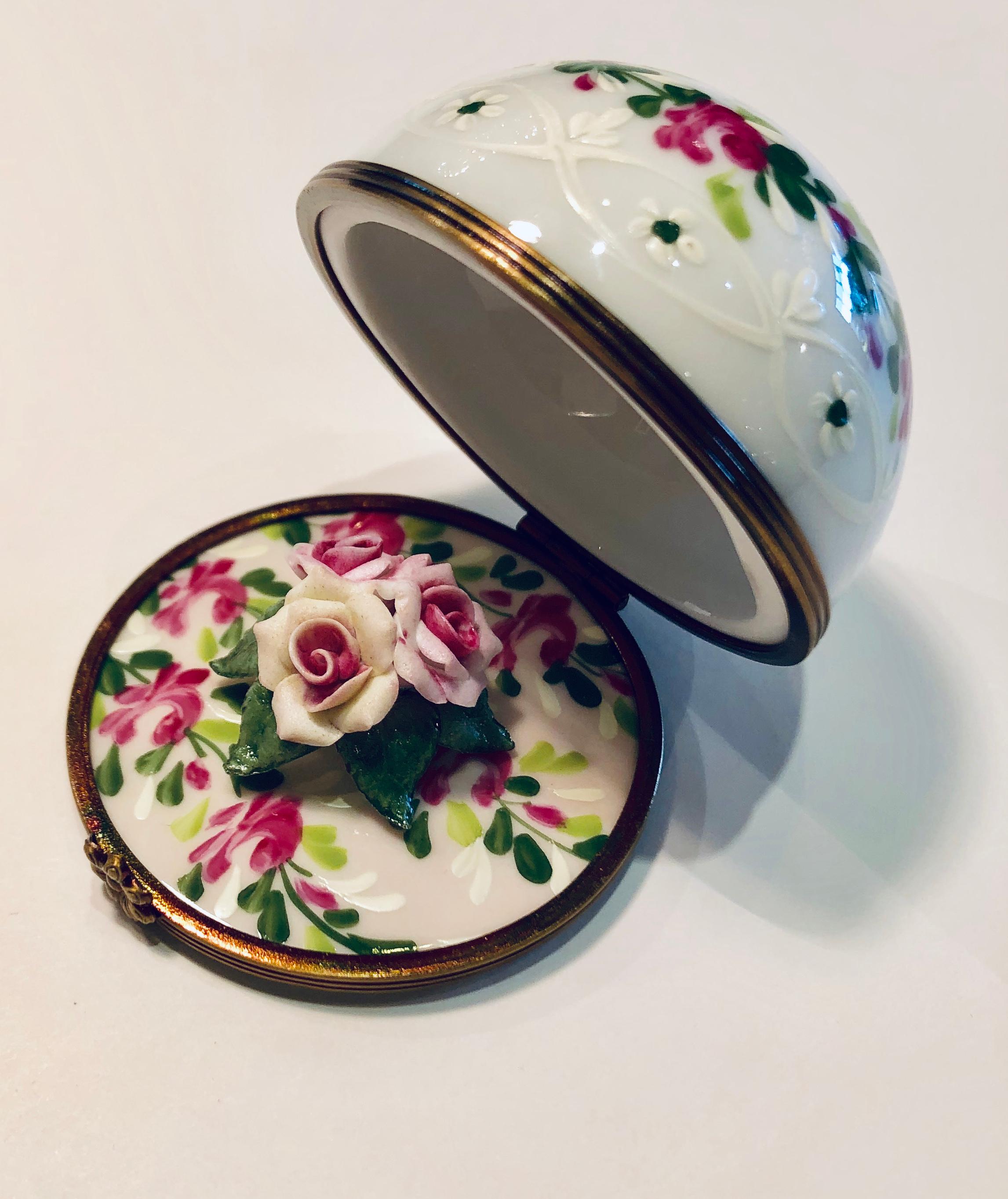 Unique Limoges France Hand Painted Porcelain Rose Flower Bouquet Filled Dome Box In Excellent Condition In Tustin, CA