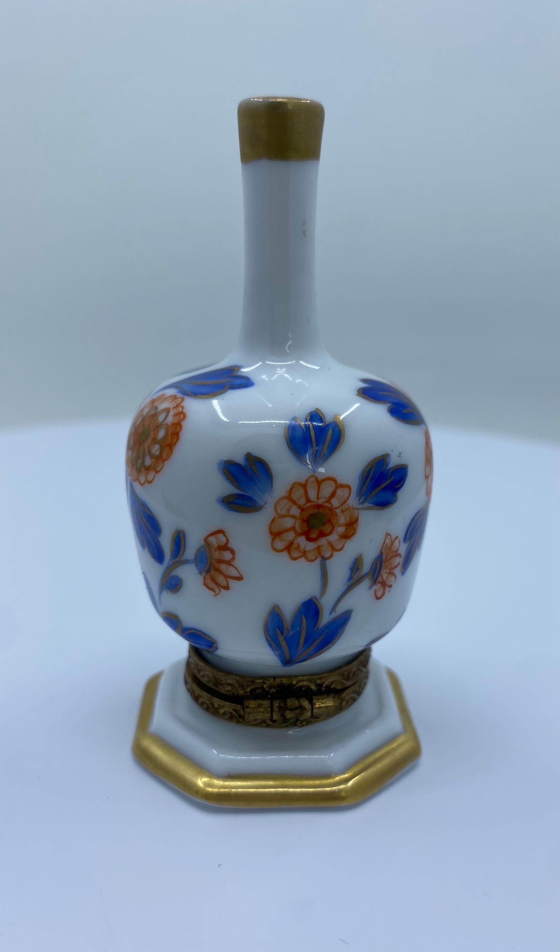 Limoges, Frankreich, einzigartige handbemalte Porzellanvase mit Blumenmotiv, Staubbeutel (Französisch) im Angebot