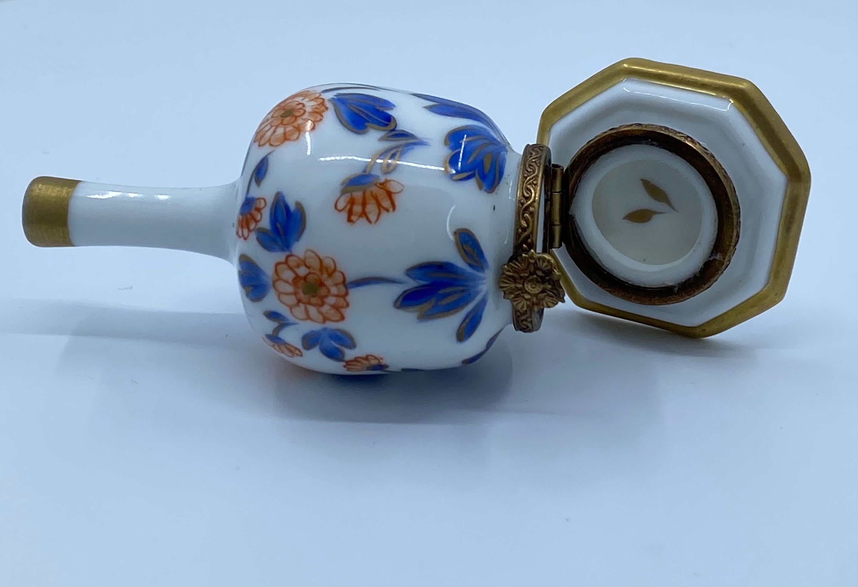 Limoges, Frankreich, einzigartige handbemalte Porzellanvase mit Blumenmotiv, Staubbeutel (Handbemalt) im Angebot