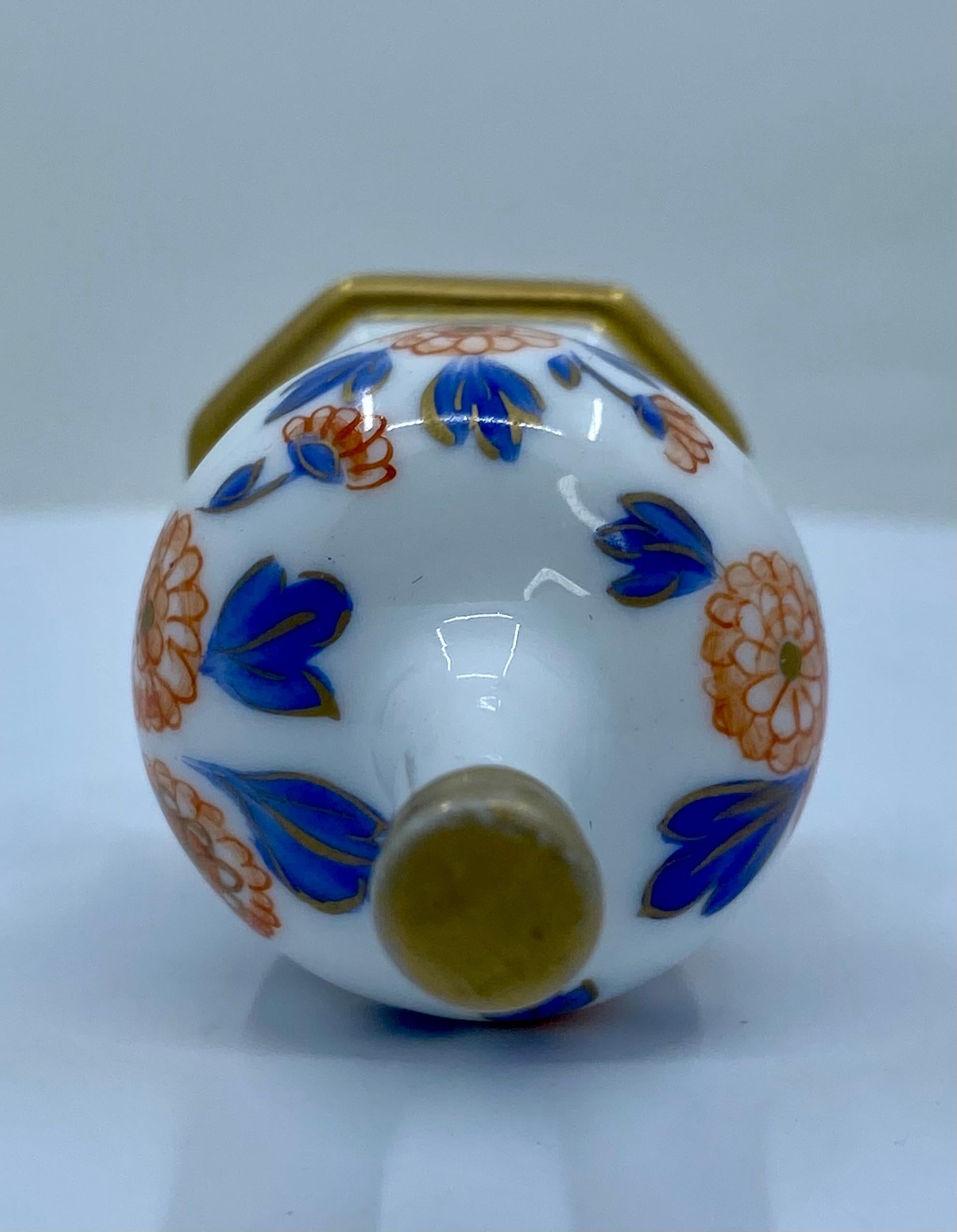 Limoges, Frankreich, einzigartige handbemalte Porzellanvase mit Blumenmotiv, Staubbeutel im Zustand „Gut“ im Angebot in Tustin, CA