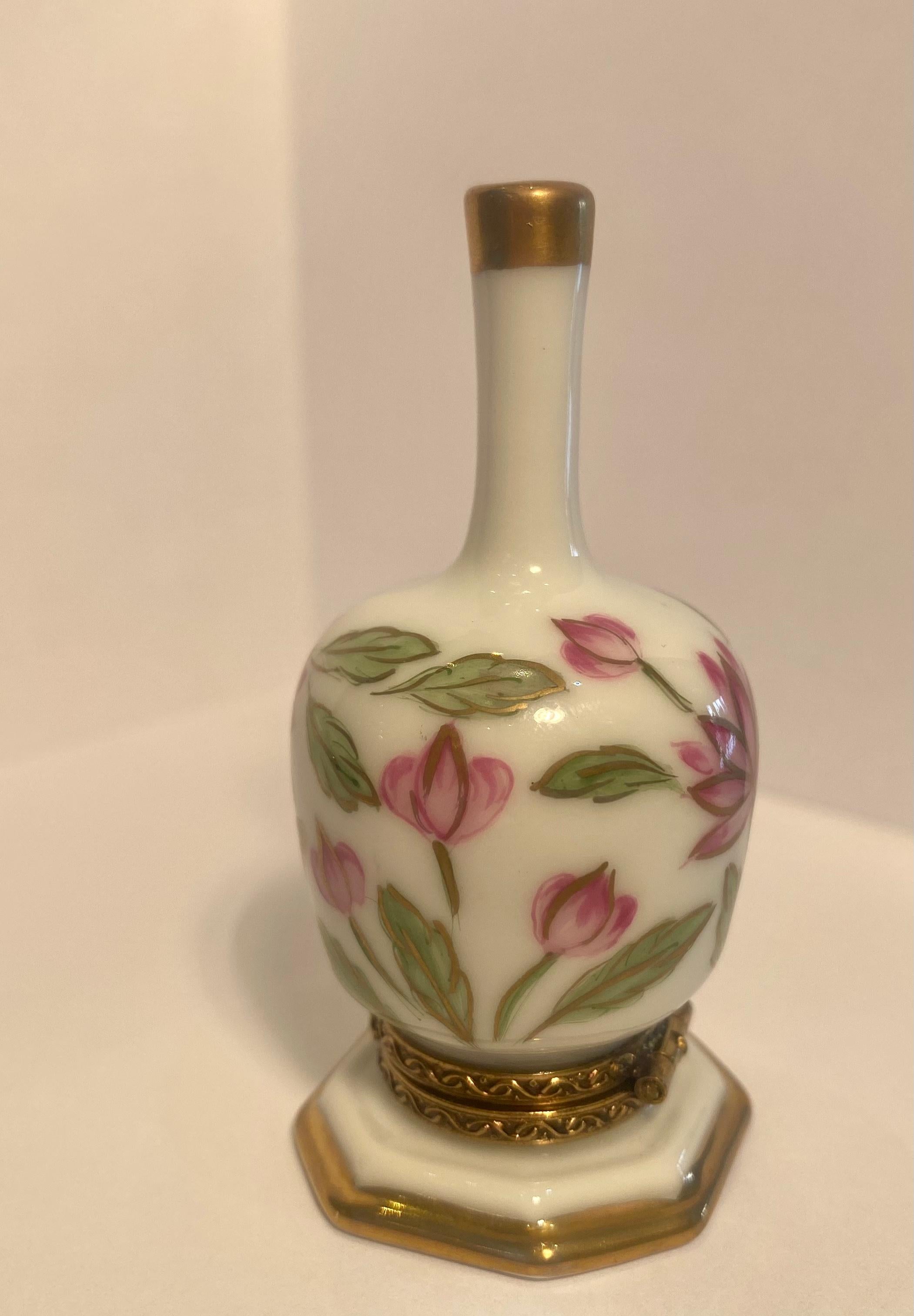 Caja de baratijas de porcelana pintada a mano única de Limoges, Francia, con flores de loto Francés