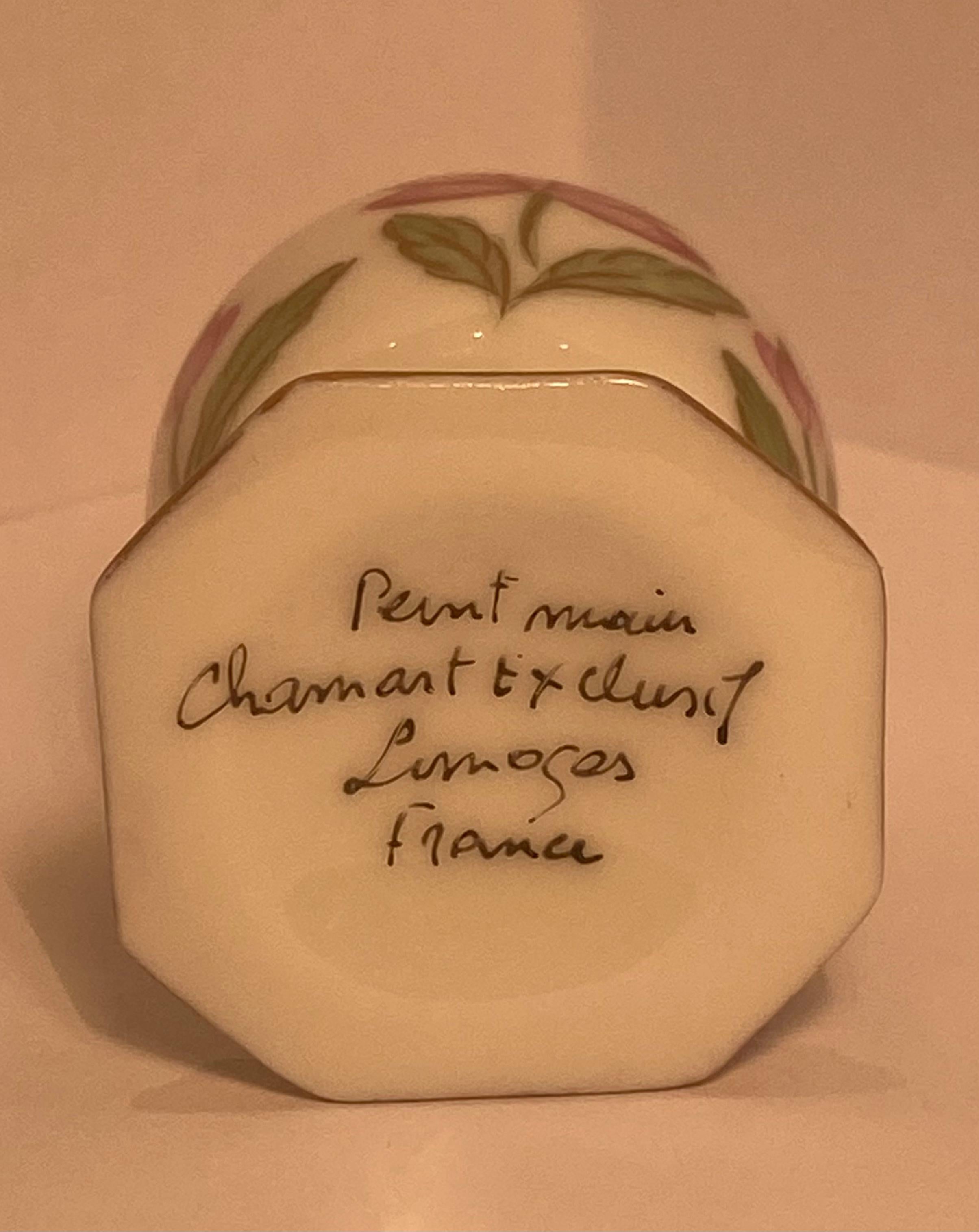 Caja de baratijas de porcelana pintada a mano única de Limoges, Francia, con flores de loto Porcelana
