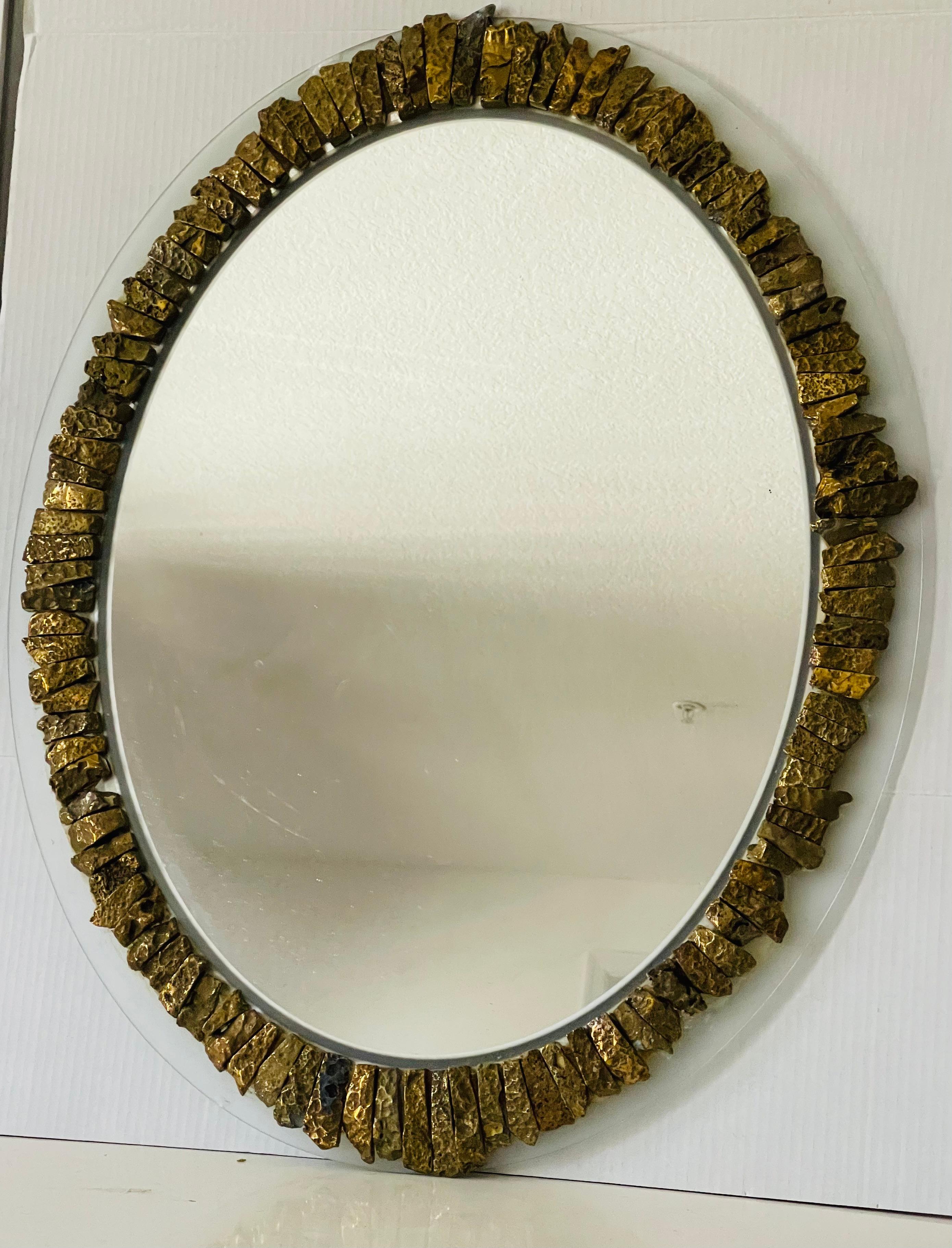 Specchio ovale con nappe in pietra d'agata, vintage e moderno, tonalità oro. Un pezzo unico di arredamento per la casa. Stile Line Vautrin.