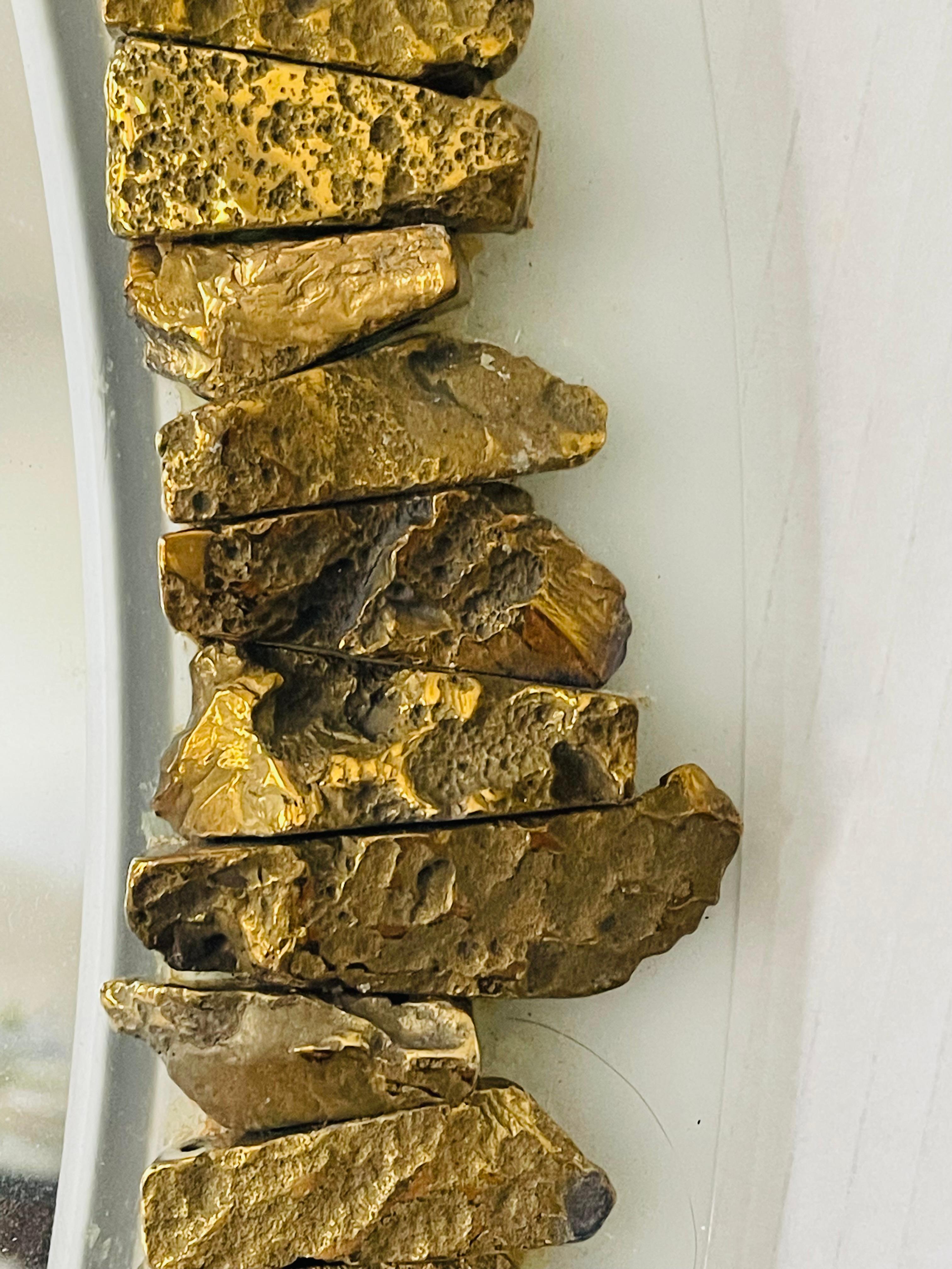 Organico moderno Specchio ovale con pietra d'oro e agata in stile Line Vautrin. in vendita
