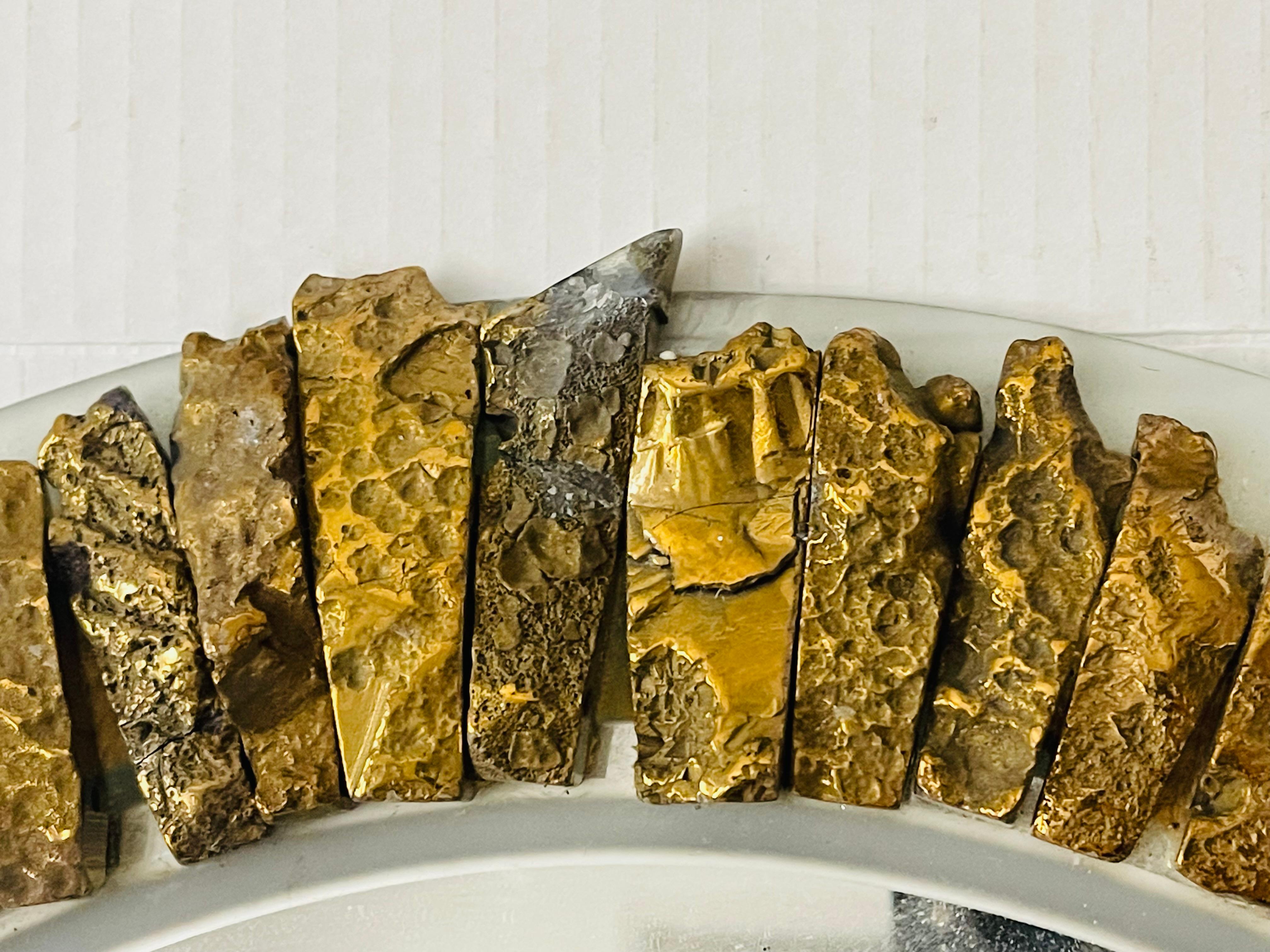 Americano Specchio ovale con pietra d'oro e agata in stile Line Vautrin. in vendita