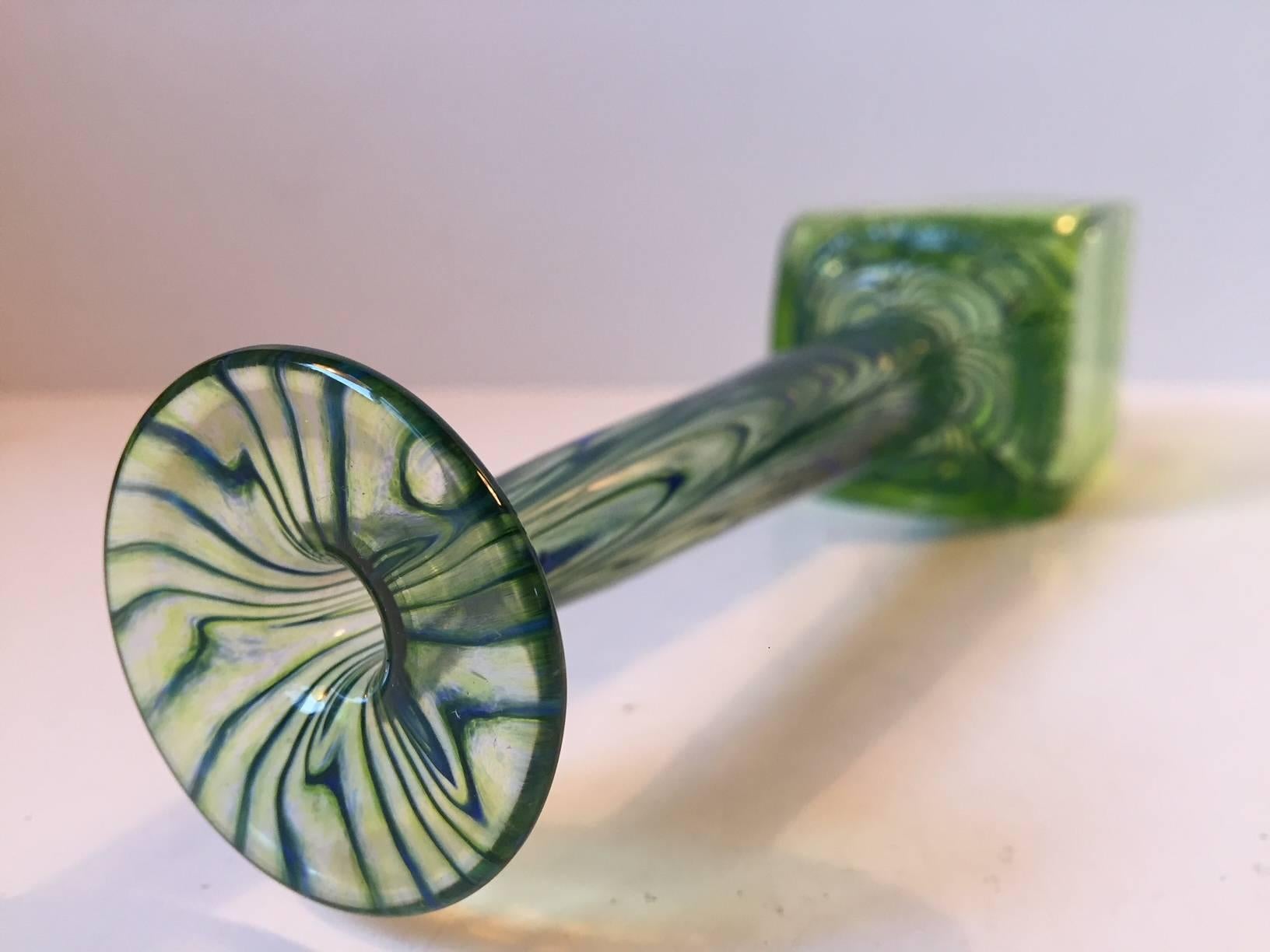 Mid-Century moderno Vaso unico a collo lungo in vetro artistico verde, Scandinavia, anni '60 in vendita