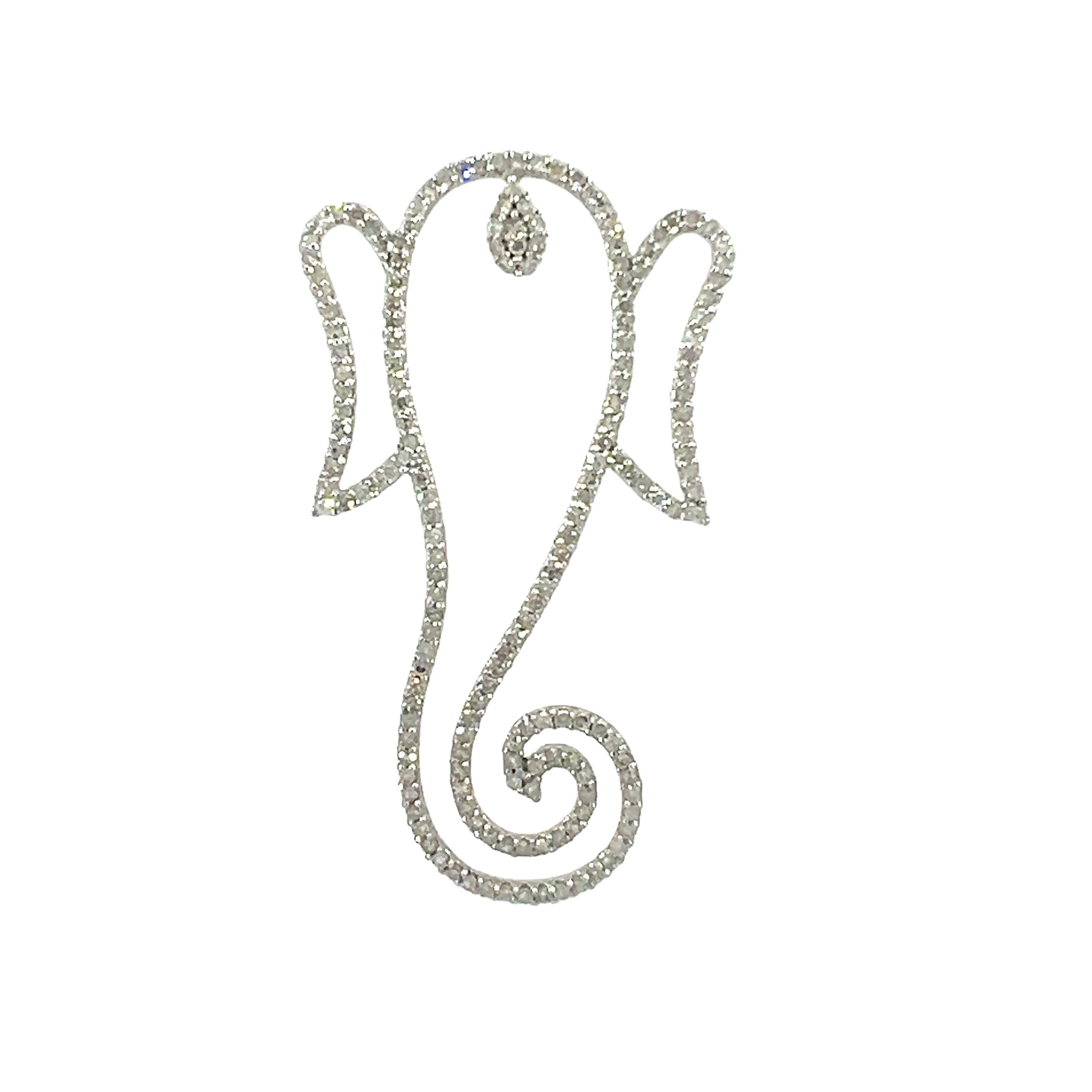Un magnifico pendente di Lord Ganesh in oro bianco 18 carati con un diamante da 1,42 carati. Questo splendido ciondolo combina eleganza e maestria. Con la sua brillante incrostazione di gemme, eleva qualsiasi look con un pizzico di eleganza. Ideale