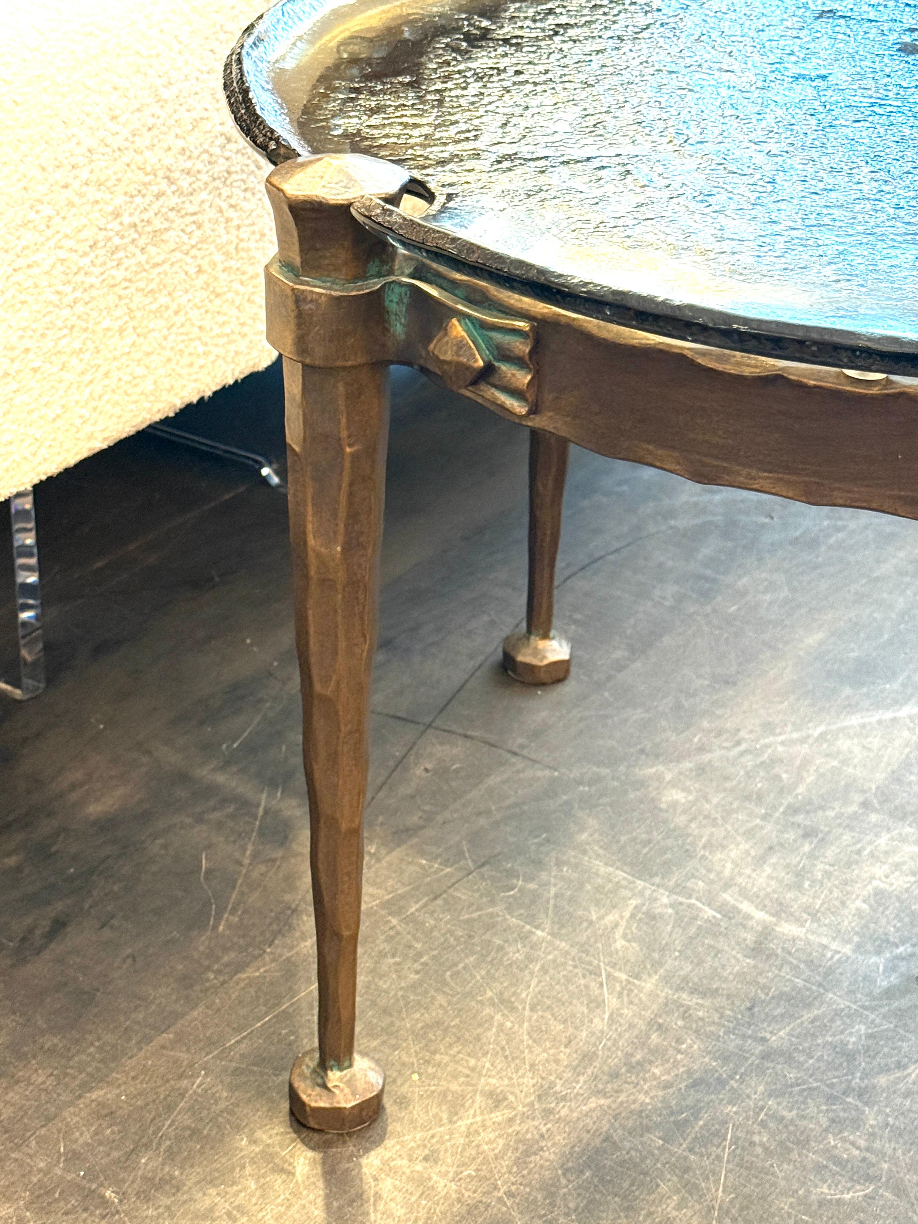 Einzigartiger Lothar Klute Runder Cocktailtisch aus schwerer Bronze und geformtem Glas im Angebot 4