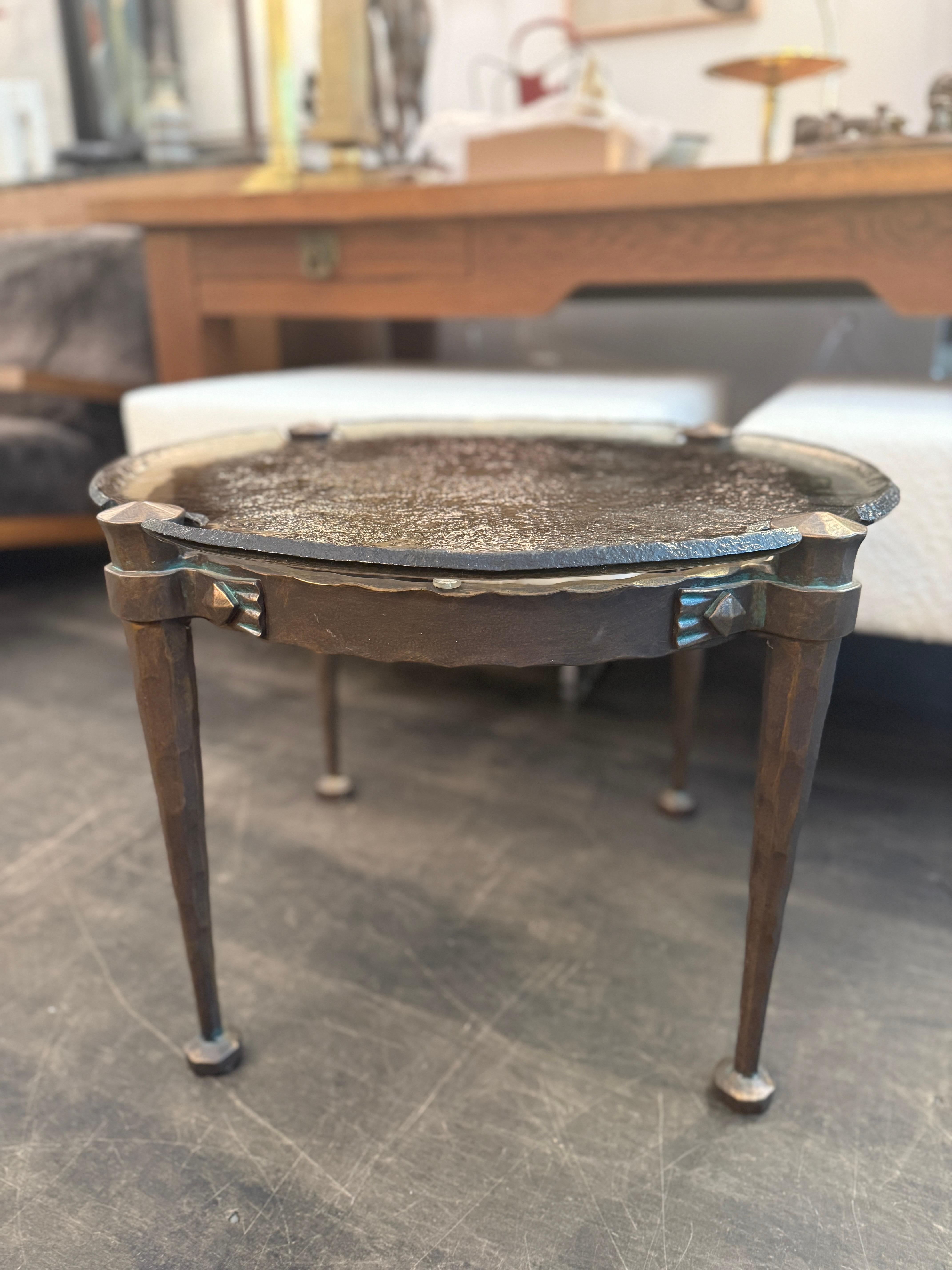 Einzigartiger Lothar Klute Runder Cocktailtisch aus schwerer Bronze und geformtem Glas im Angebot 5