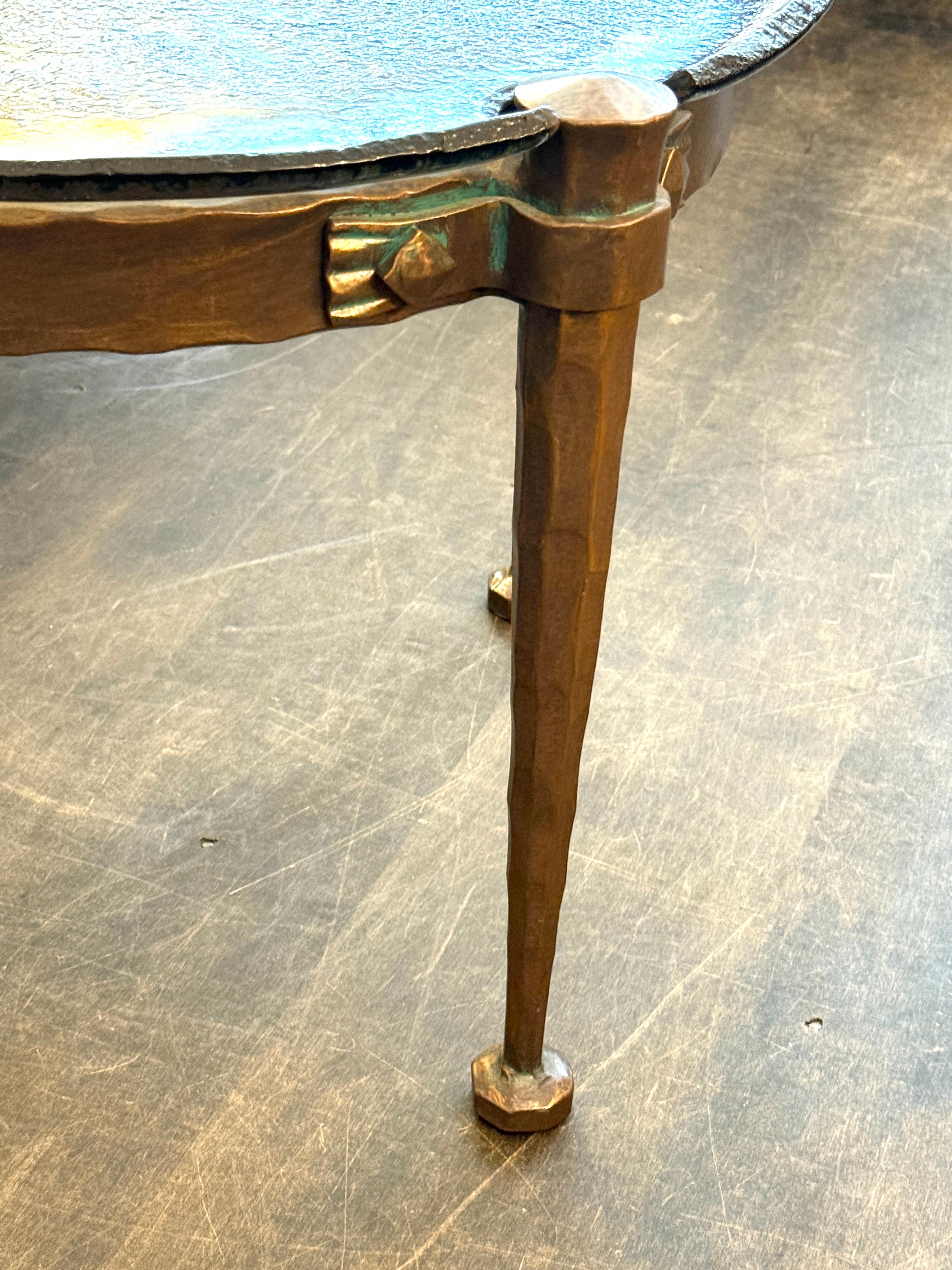 Dieser seltene runde Cocktailtisch aus Bronze im Brutalismus wurde von dem deutschen Designer Lothar Klute entworfen.  Das Gestell besteht aus geschmiedeter Bronze mit natürlicher Patina, konischen Beinen und quadratischen Füßen. Ein wunderschönes